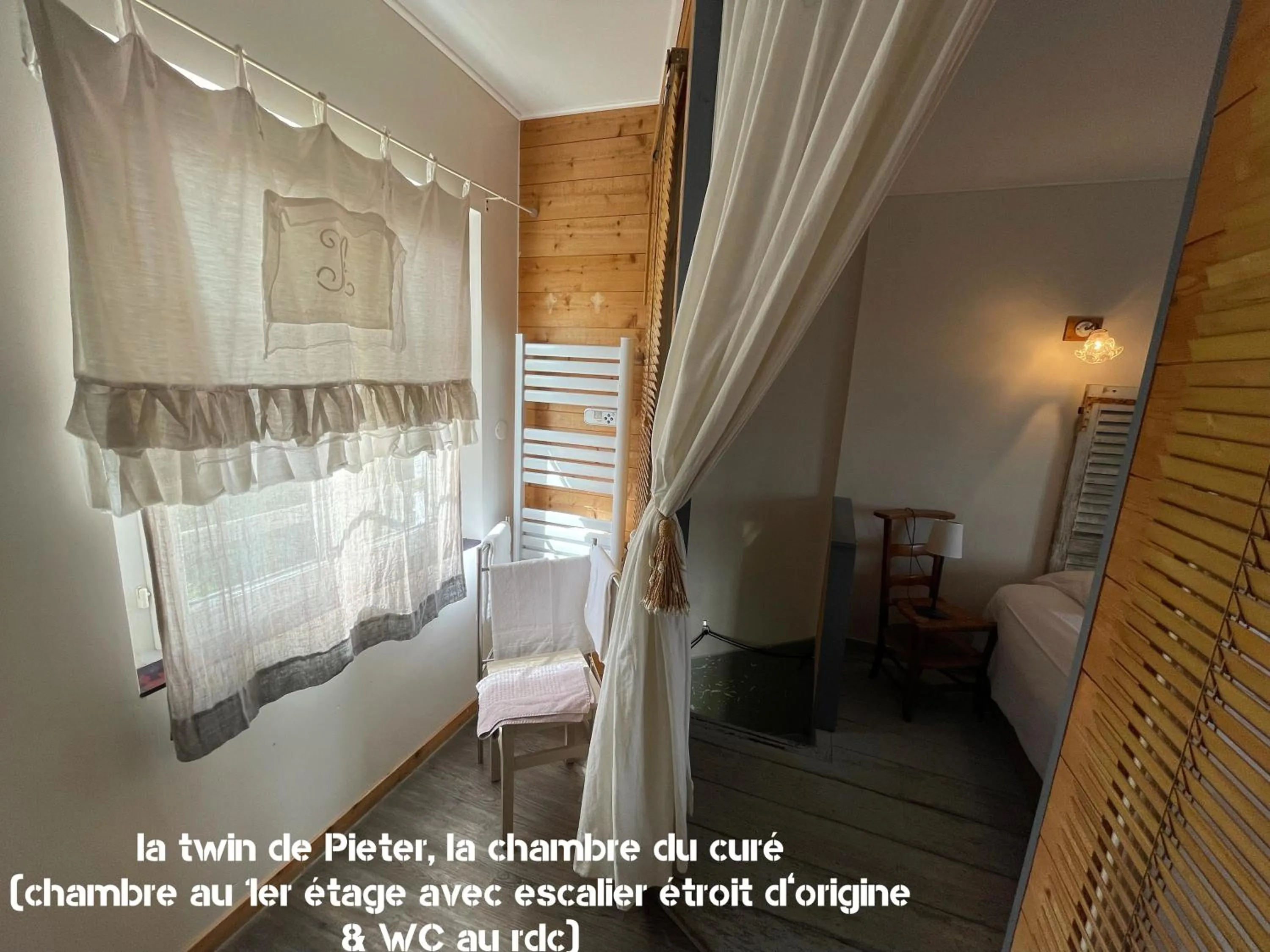 Bathroom, Bed in Au Presbytère de Saigneville