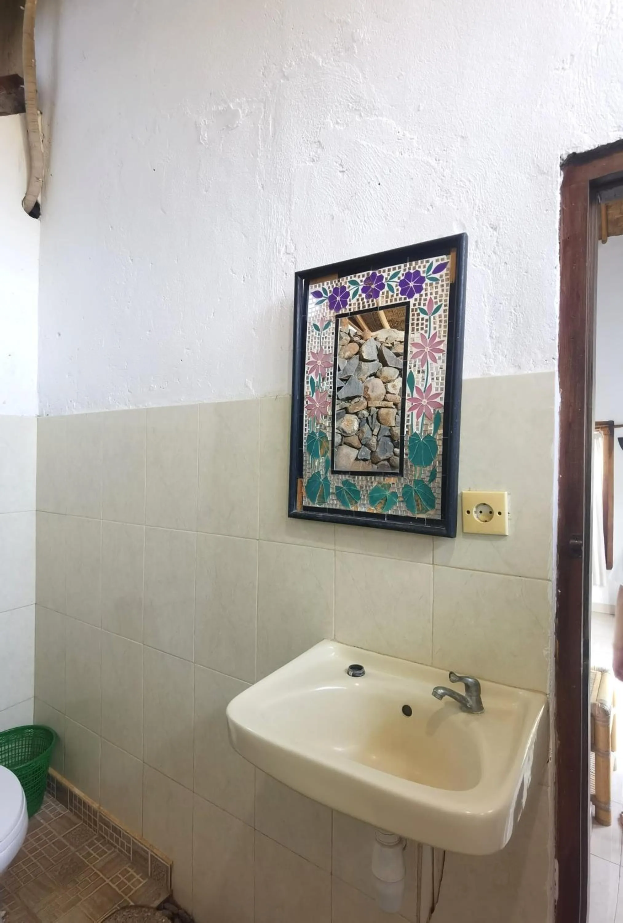 Bathroom in Wawa Wewe Rock