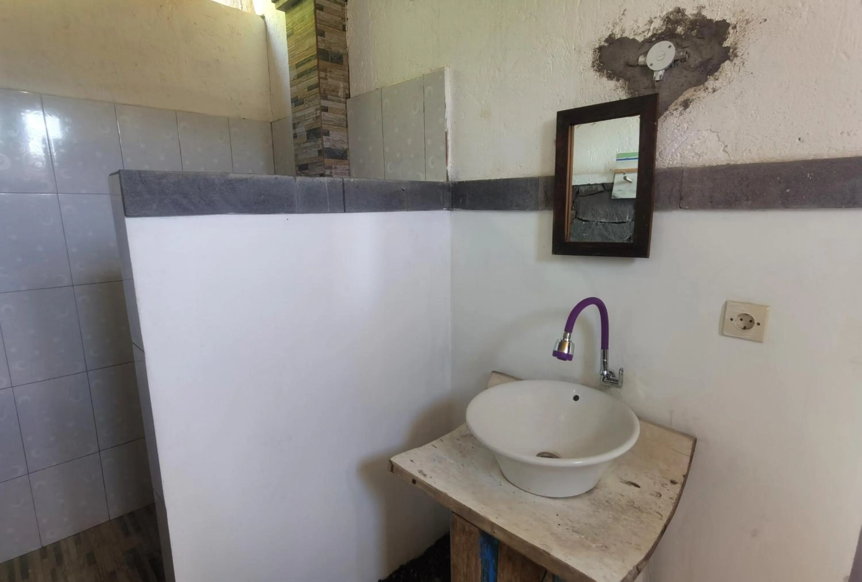 Bathroom in Wawa Wewe Rock