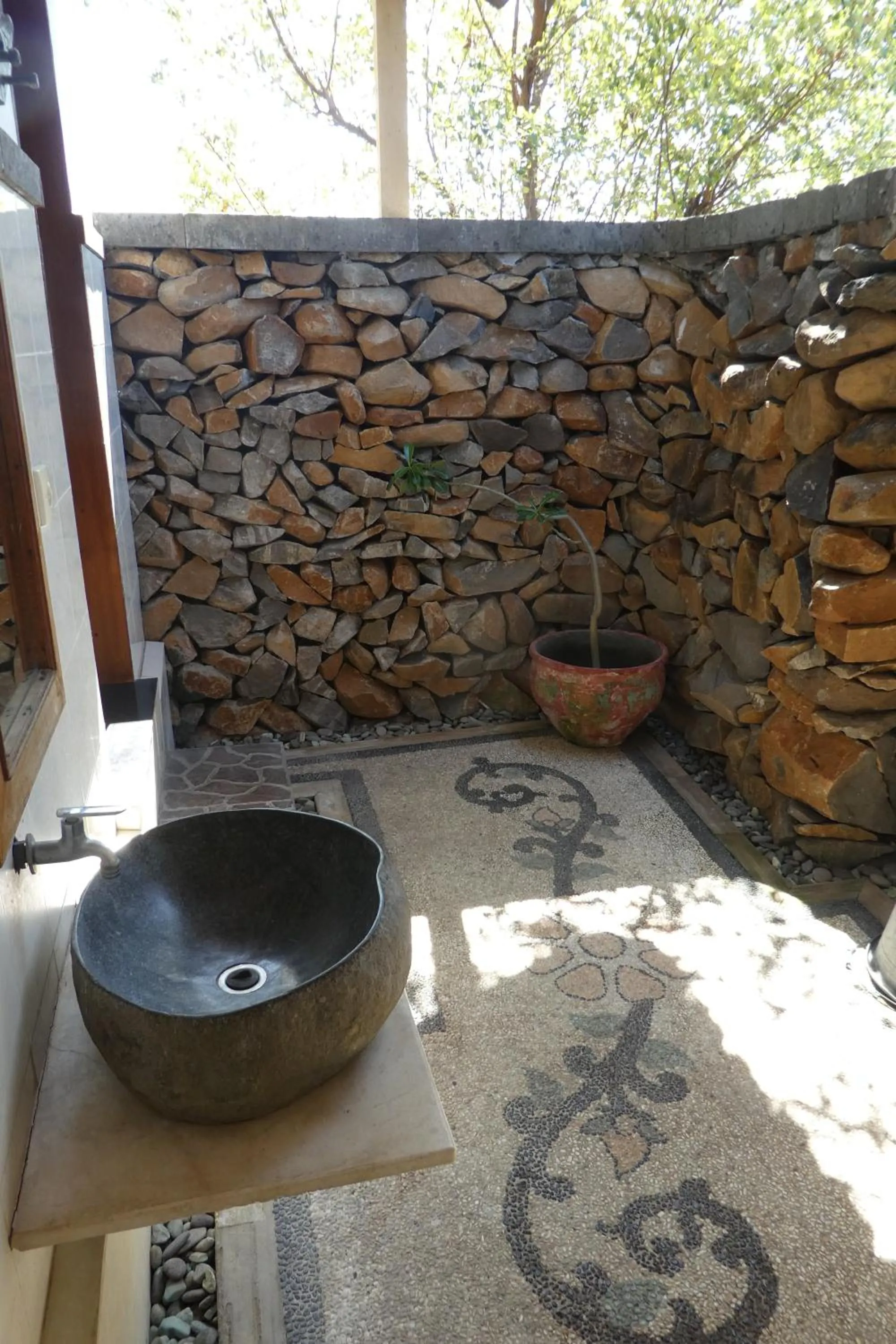 Bathroom in Wawa Wewe Rock