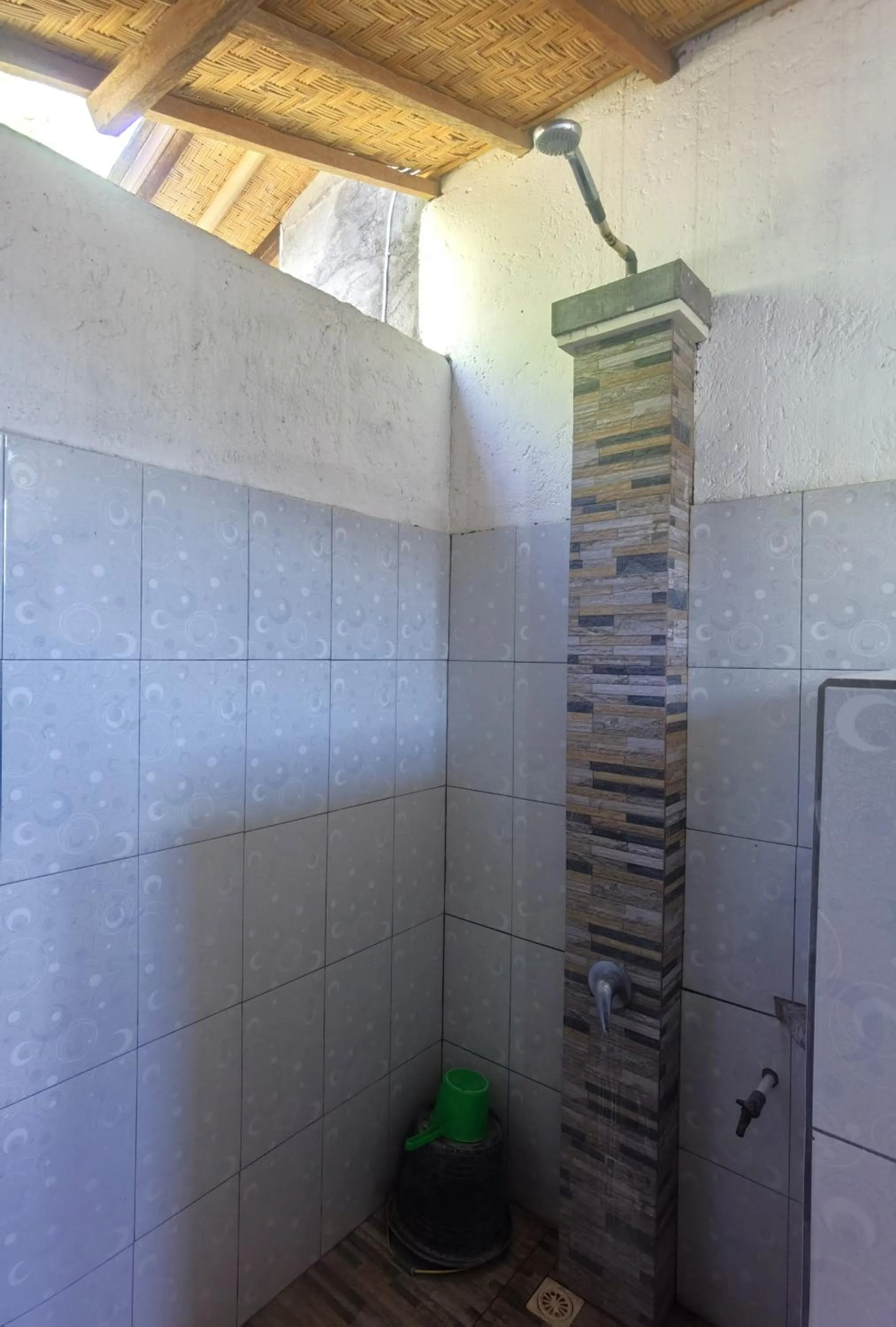 Shower in Wawa Wewe Rock