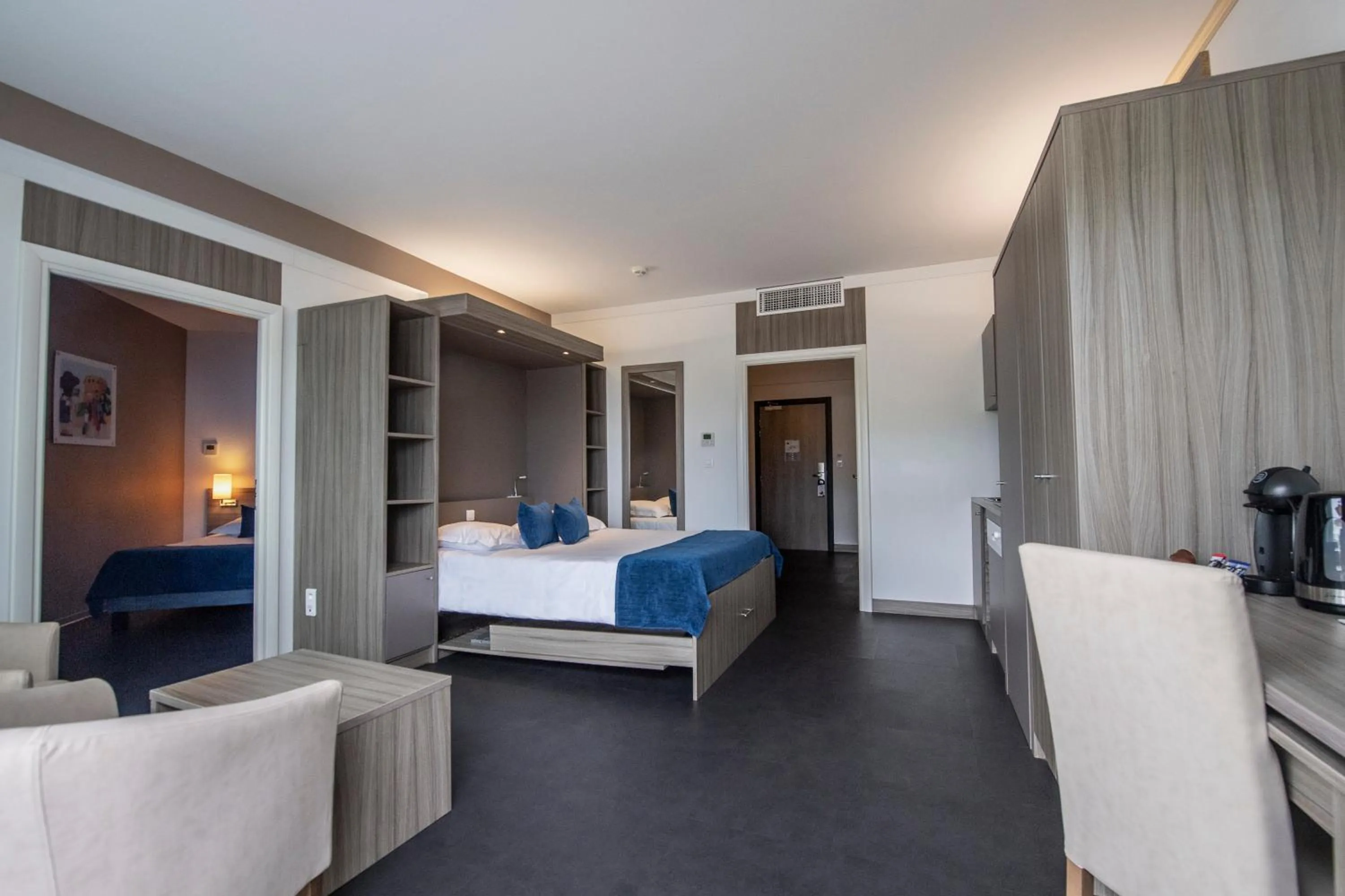 Photo of the whole room, Bed in Suite Home Porticcio