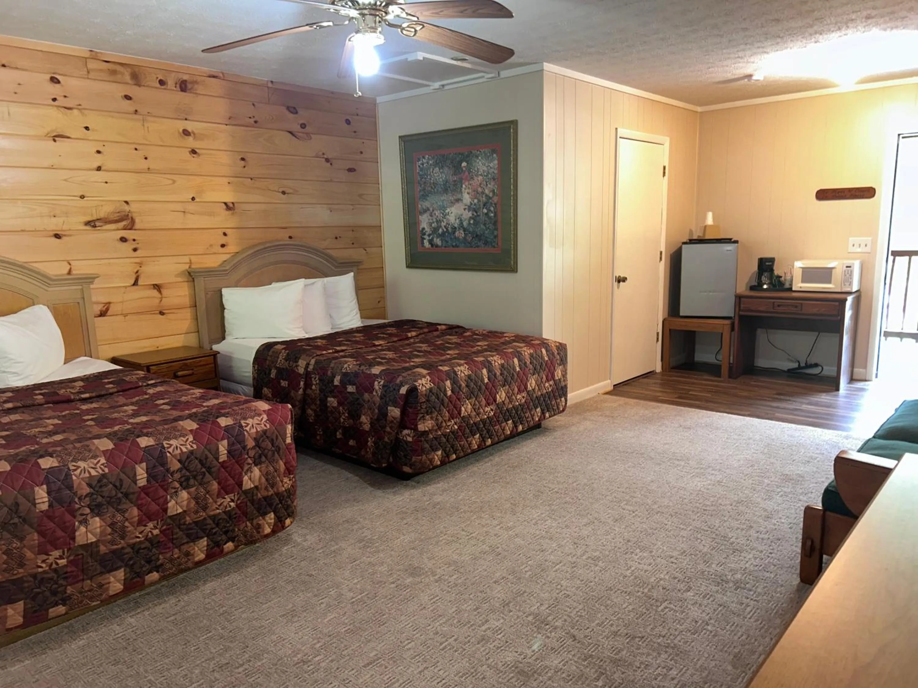 Bed in Stony Creek Motel