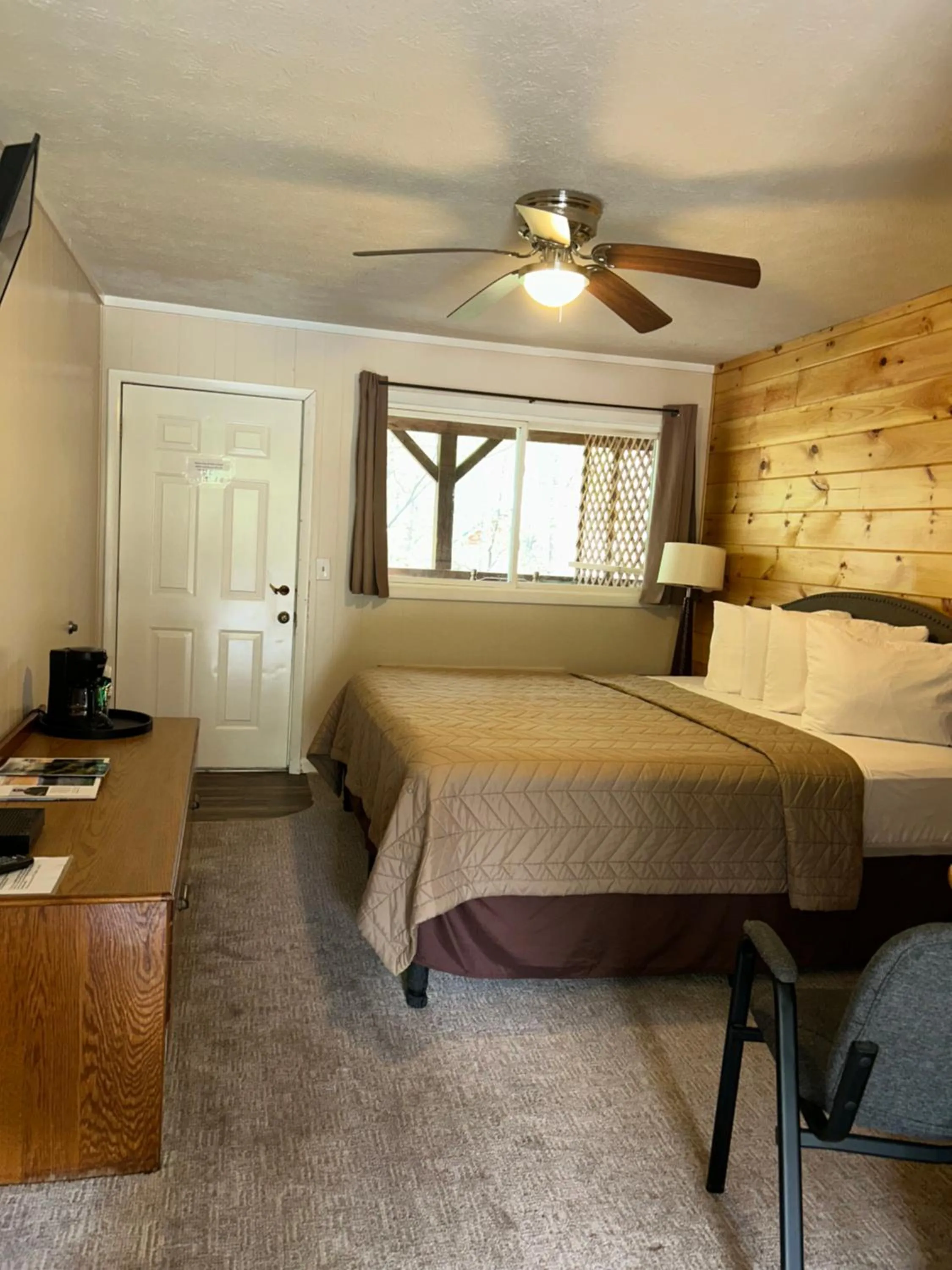 Bed in Stony Creek Motel