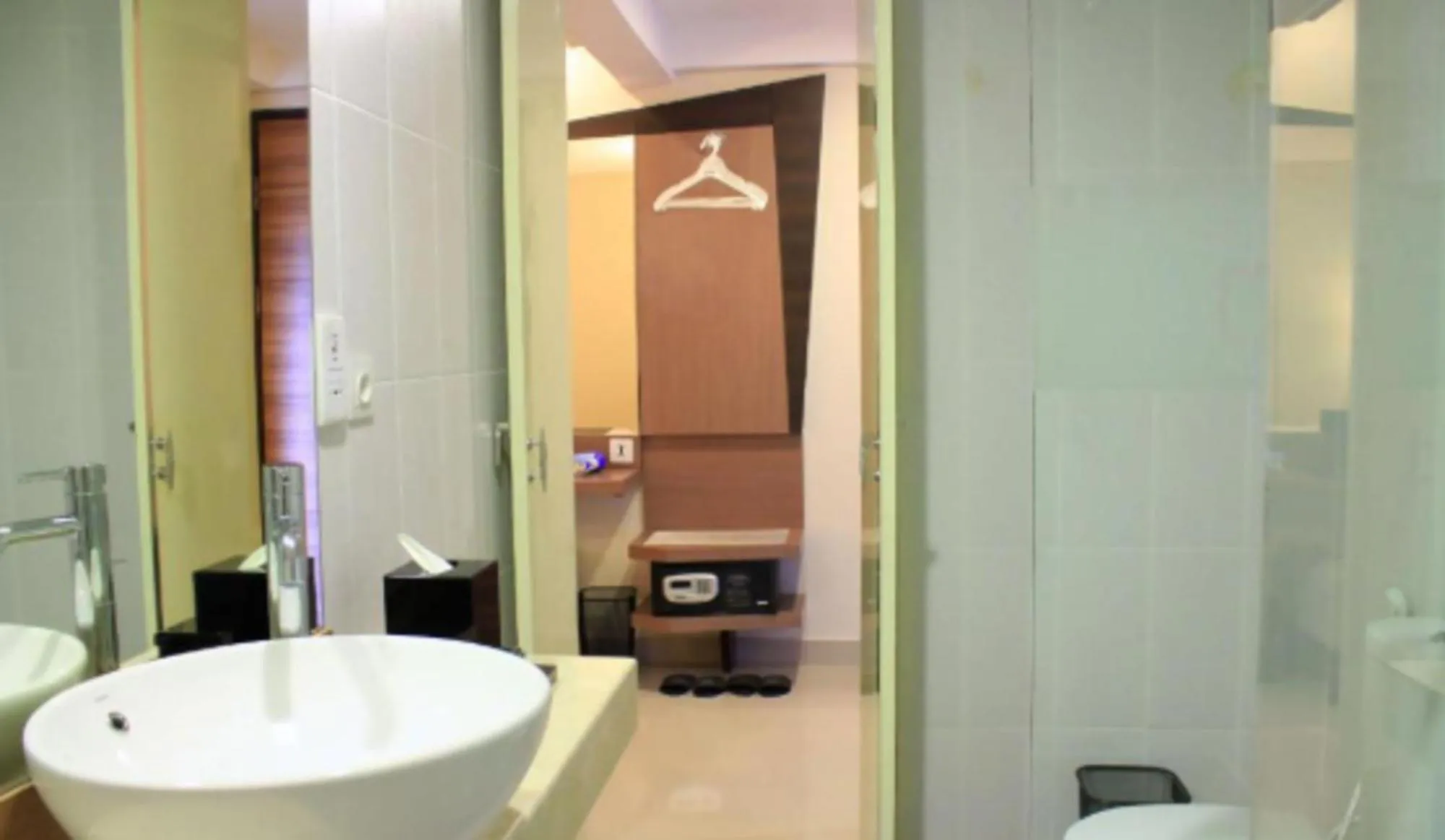 Bathroom in Hotel Neo - Kuta, Jelantik