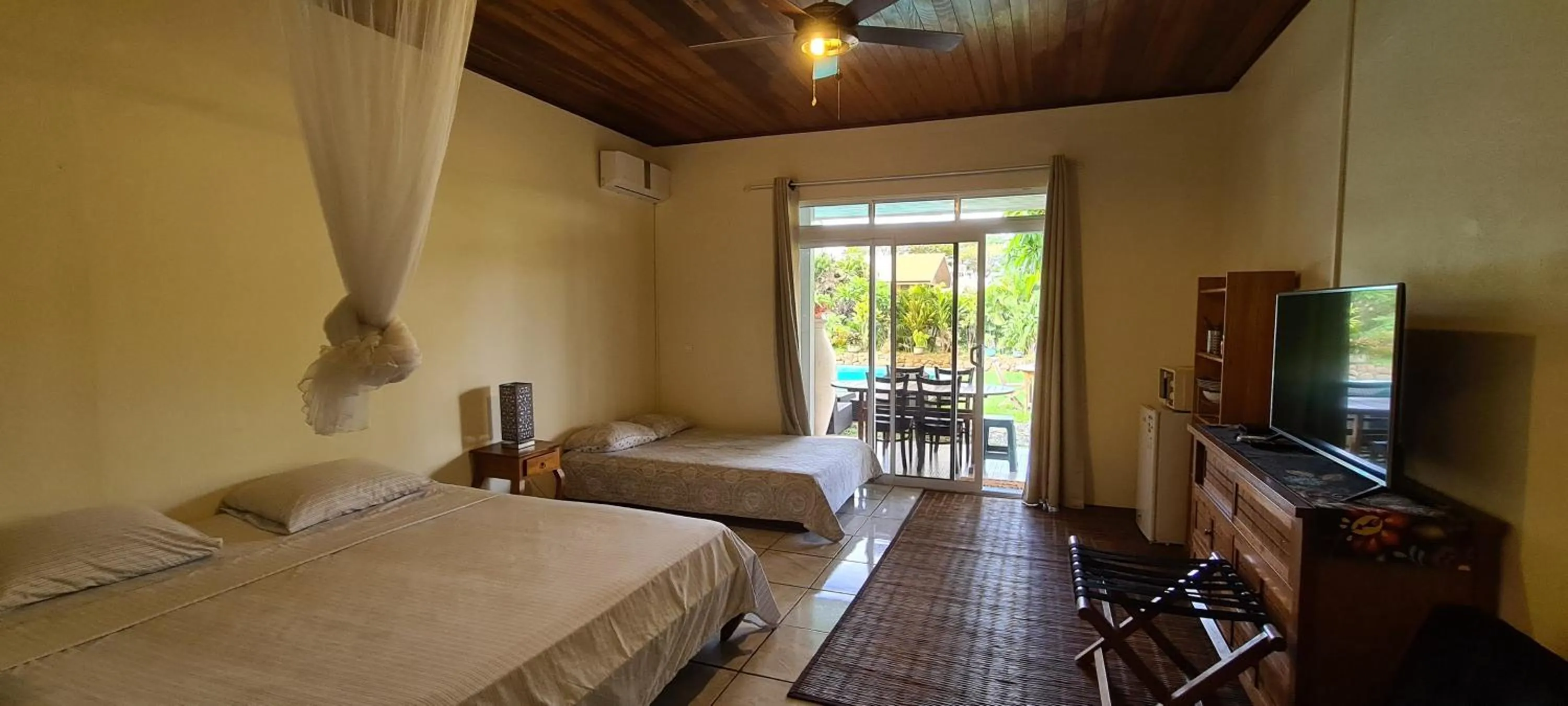 Photo of the whole room, Bed in TEA TAHITI Holidays