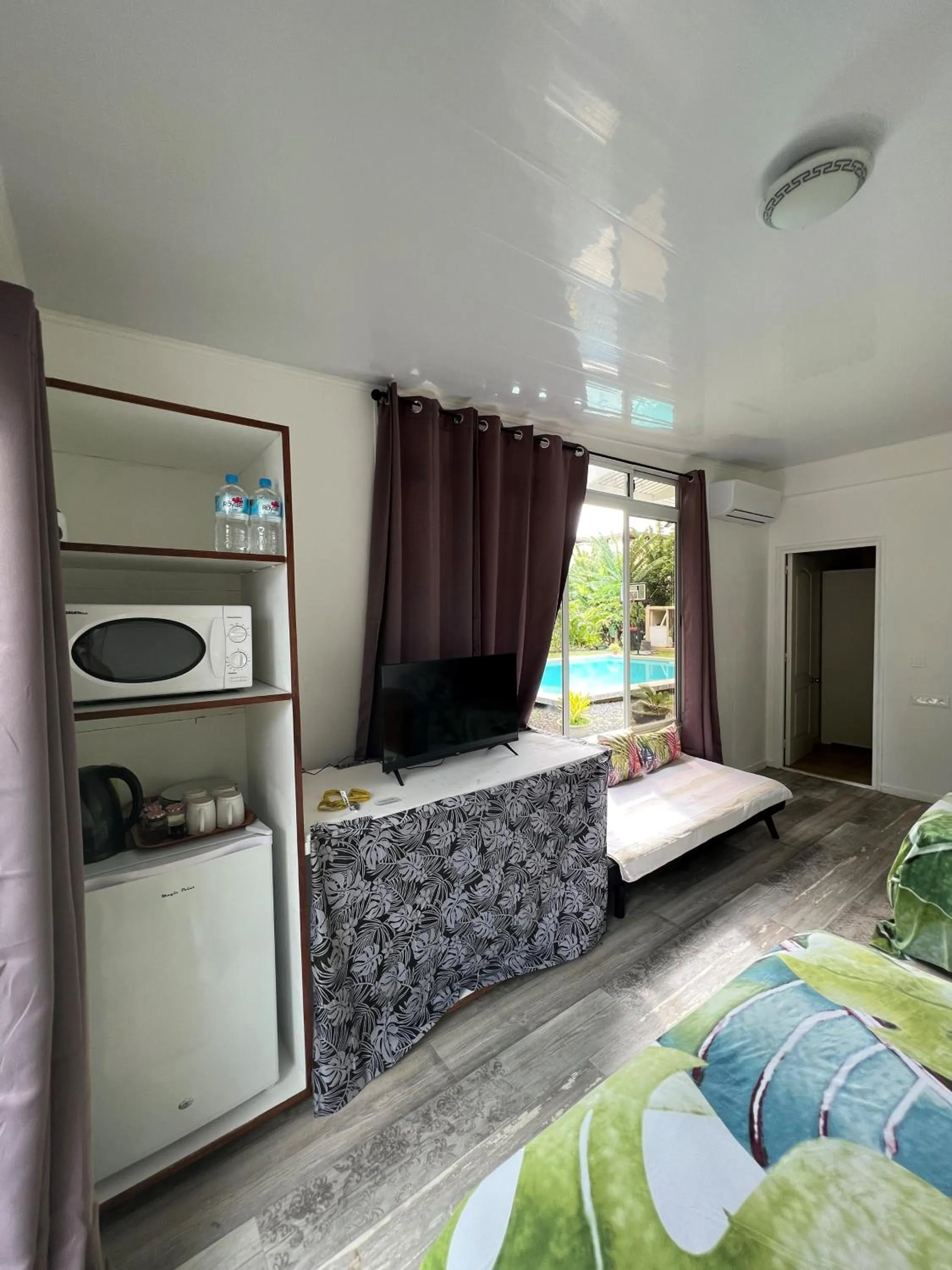 Photo of the whole room, Bed in TEA TAHITI Holidays