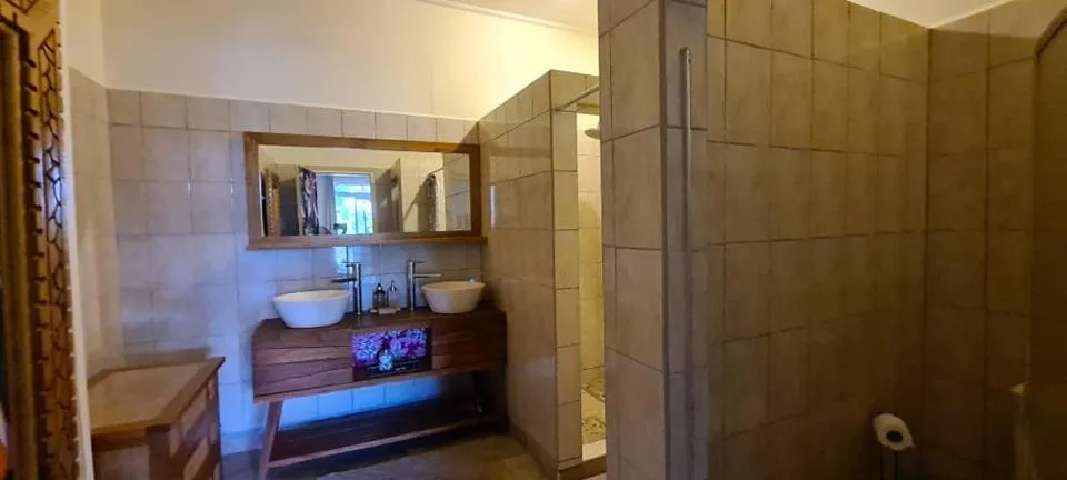 Bathroom in TEA TAHITI Holidays