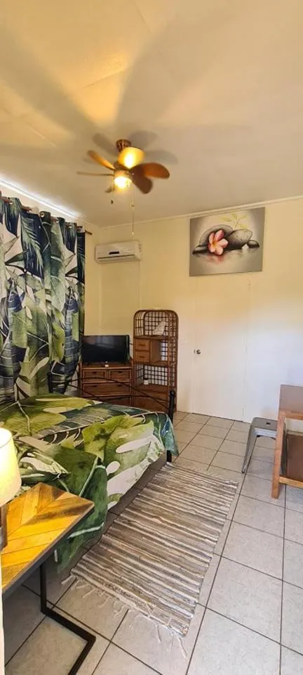 Photo of the whole room, Bed in TEA TAHITI Holidays