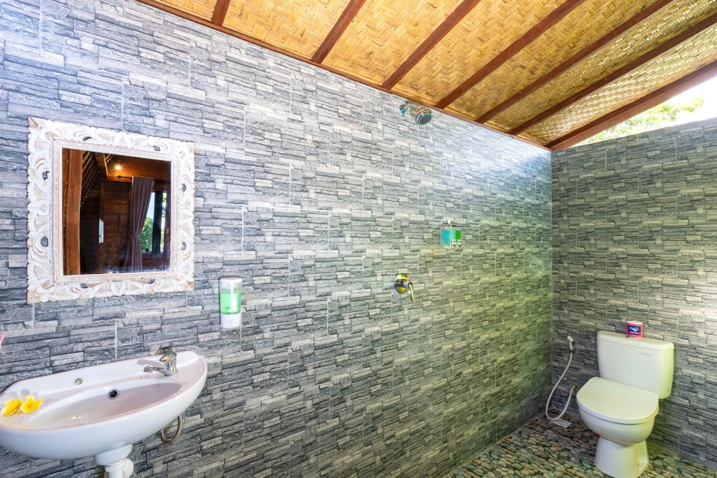 Shower in The Soggol Lembongan