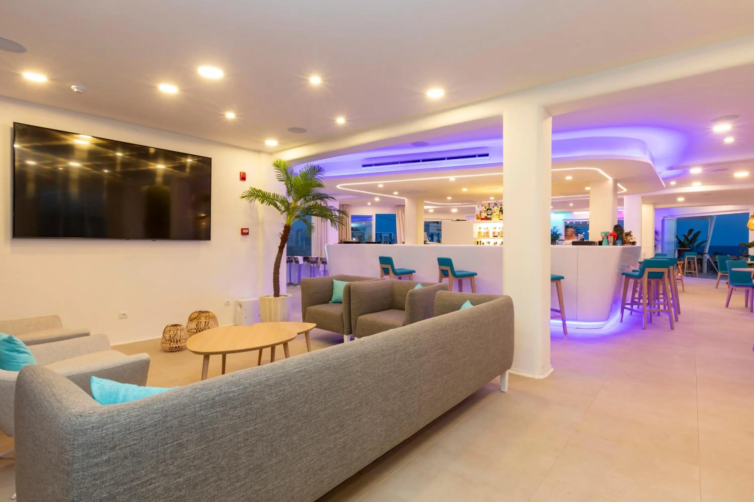 Communal lounge/ TV room in Hotel Maysi