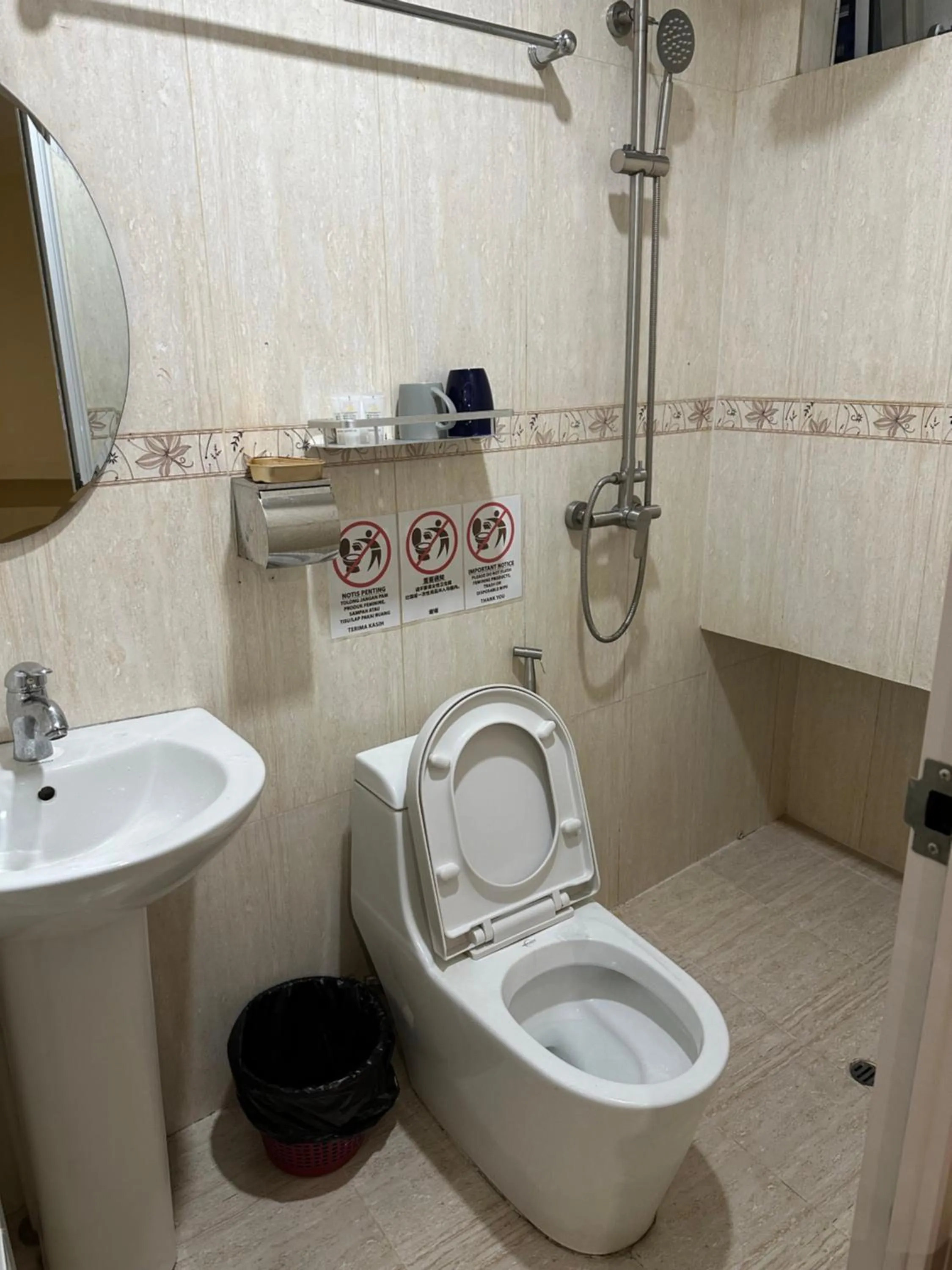 Toilet in HK Inn Hua Kiew Inn