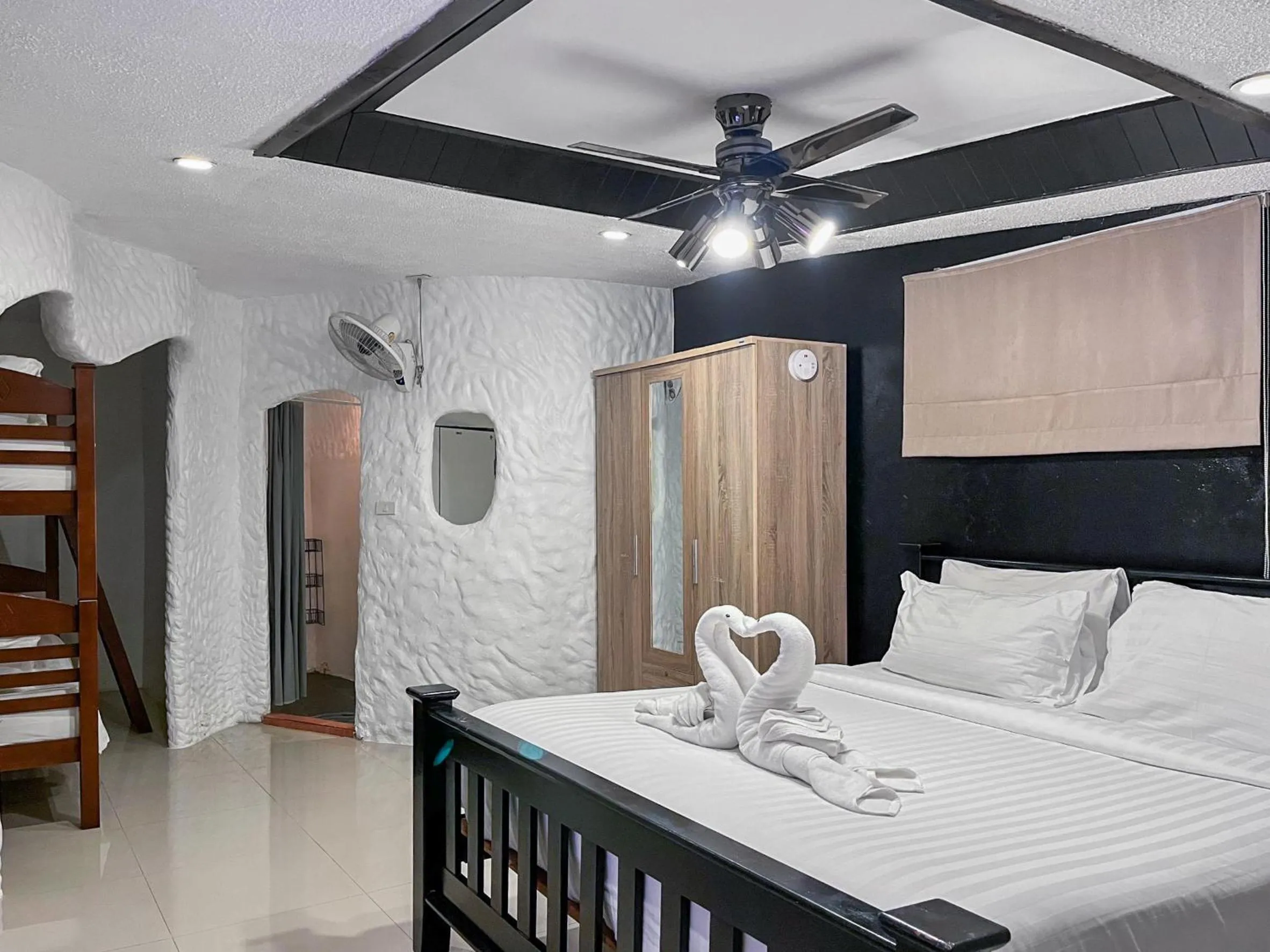 Bathroom, Bed in Big Boys' Bed & Burger - Patong Beach