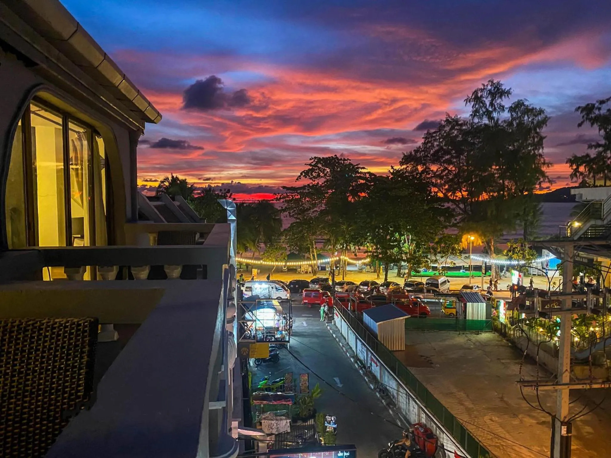 Big Boys' Bed & Burger - Patong Beach