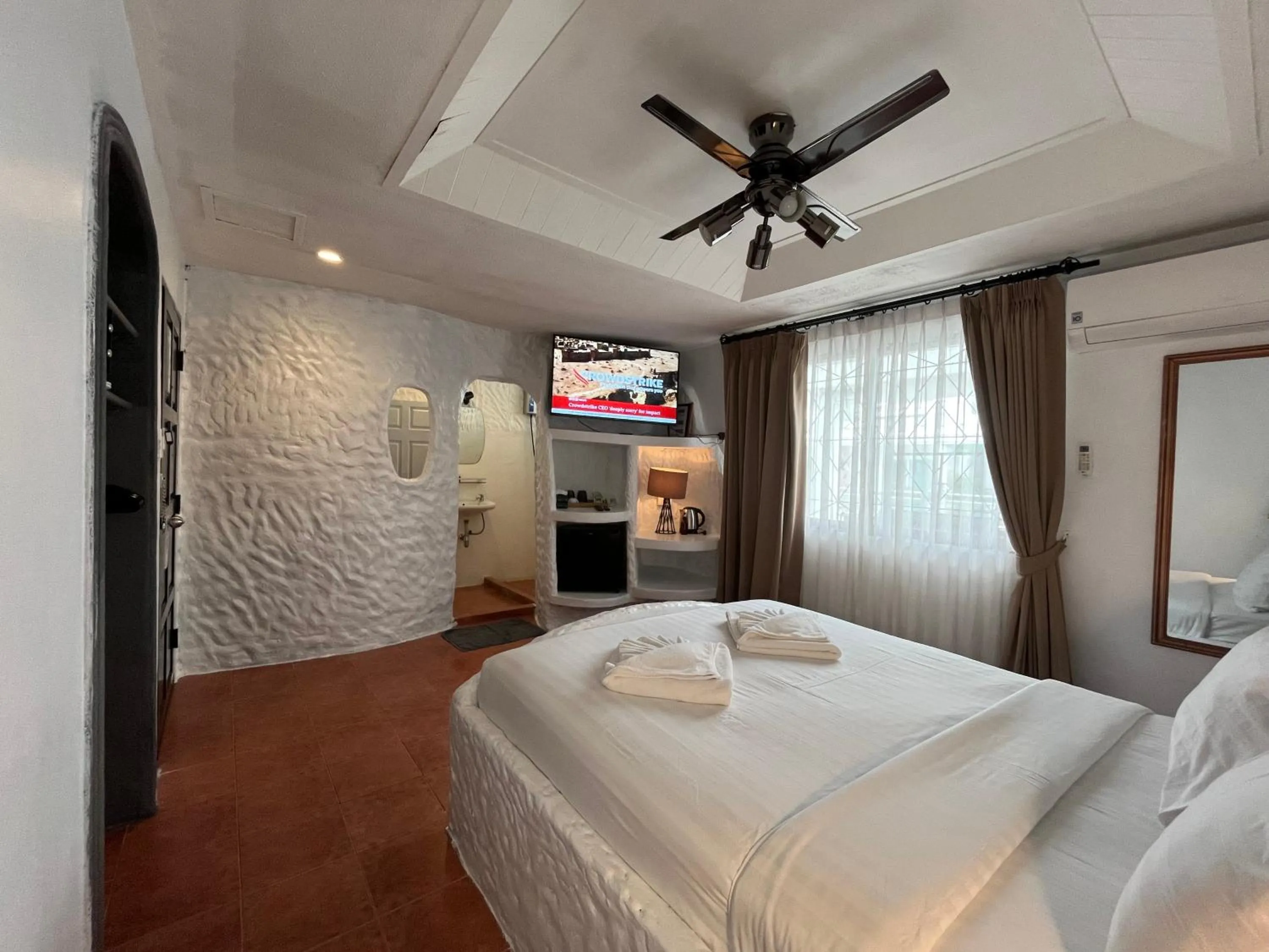 Bathroom, Bed in Big Boys' Bed & Burger - Patong Beach