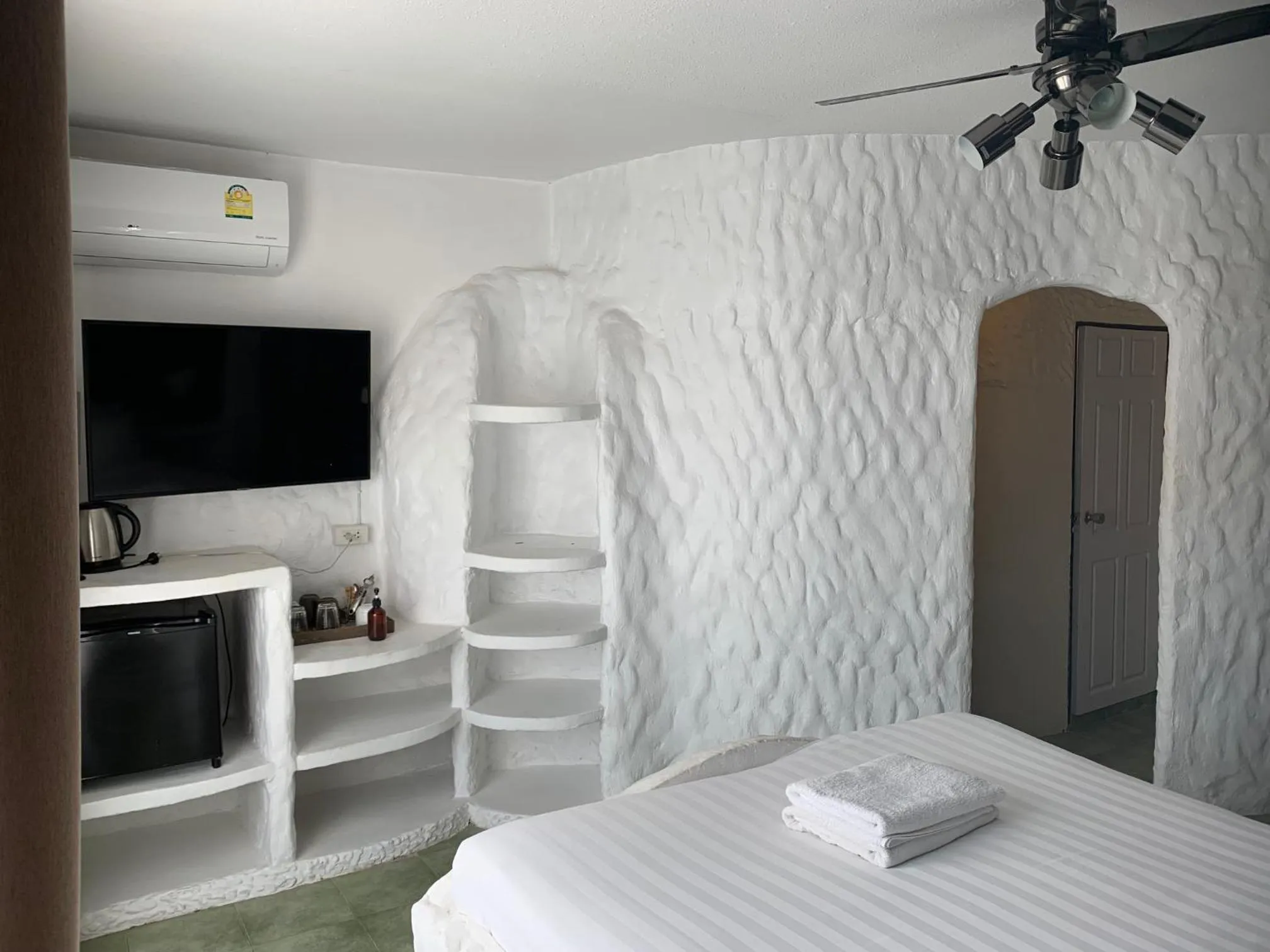 Bathroom, Bed in Big Boys' Bed & Burger - Patong Beach