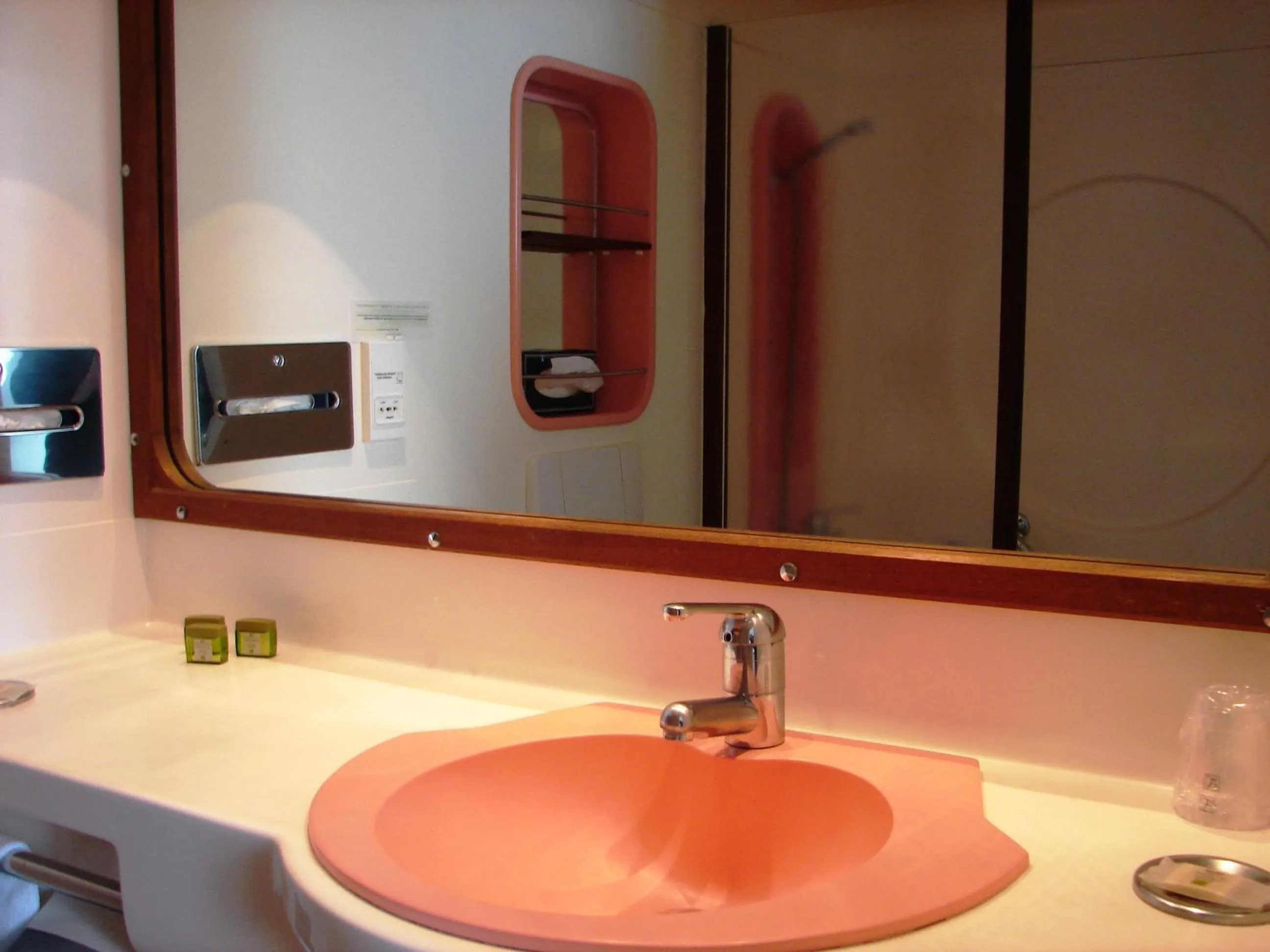 Bathroom in Hôtel du Lac