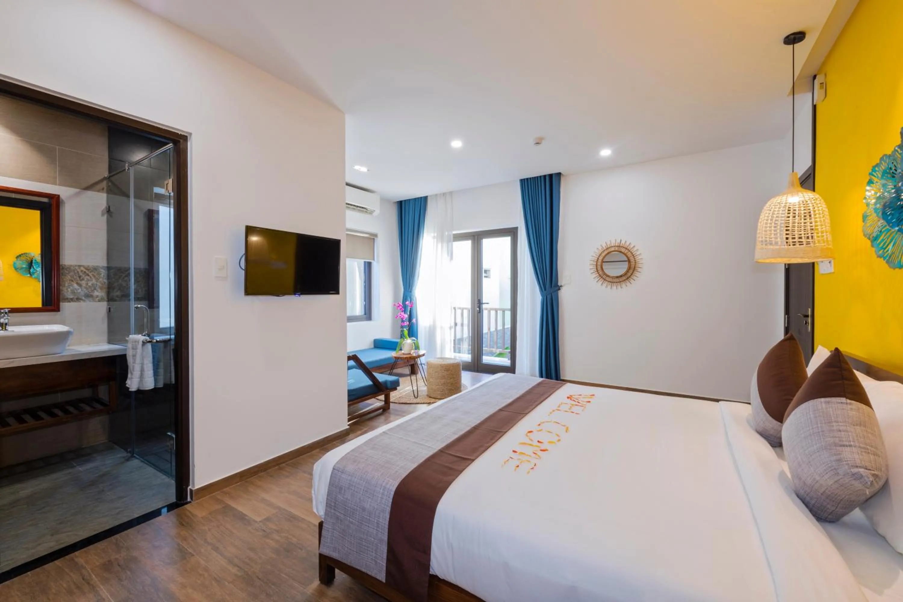 Photo of the whole room, Bed in December Hoi An Villa