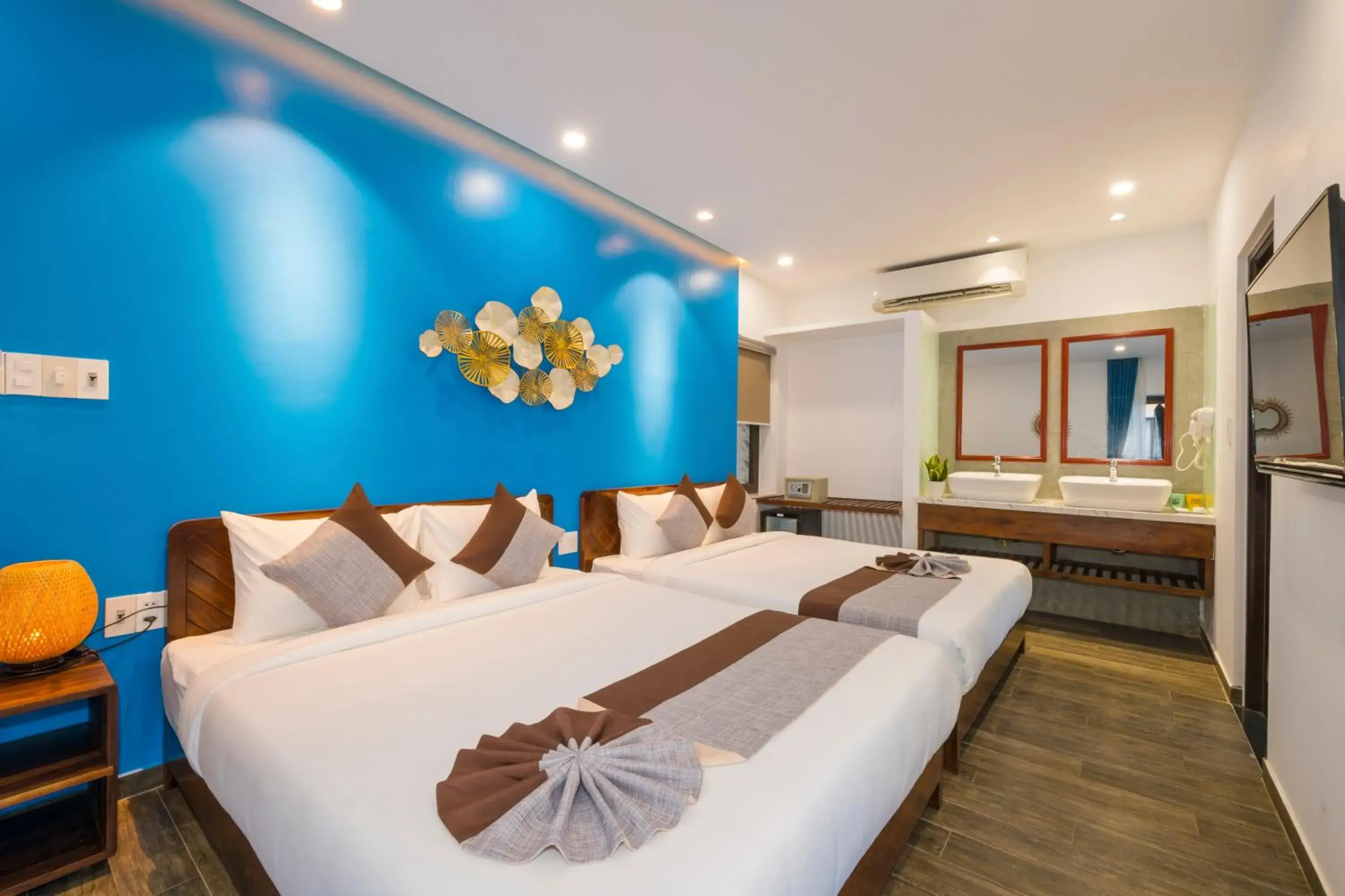 Family Room with Balcony in December Hoi An Villa Family Room with Balcony in December Hoi An Villa