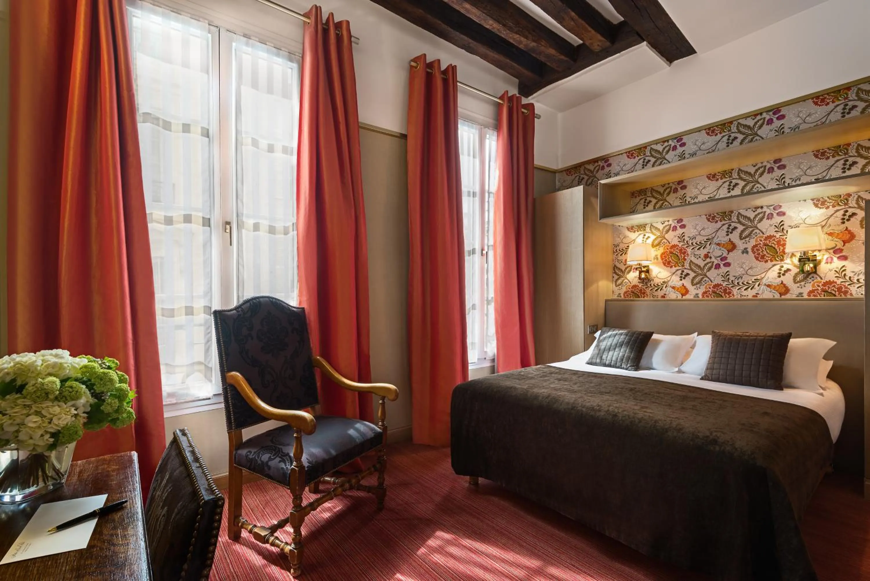 Photo of the whole room, Bed in Hôtel Saint-Paul Rive-Gauche