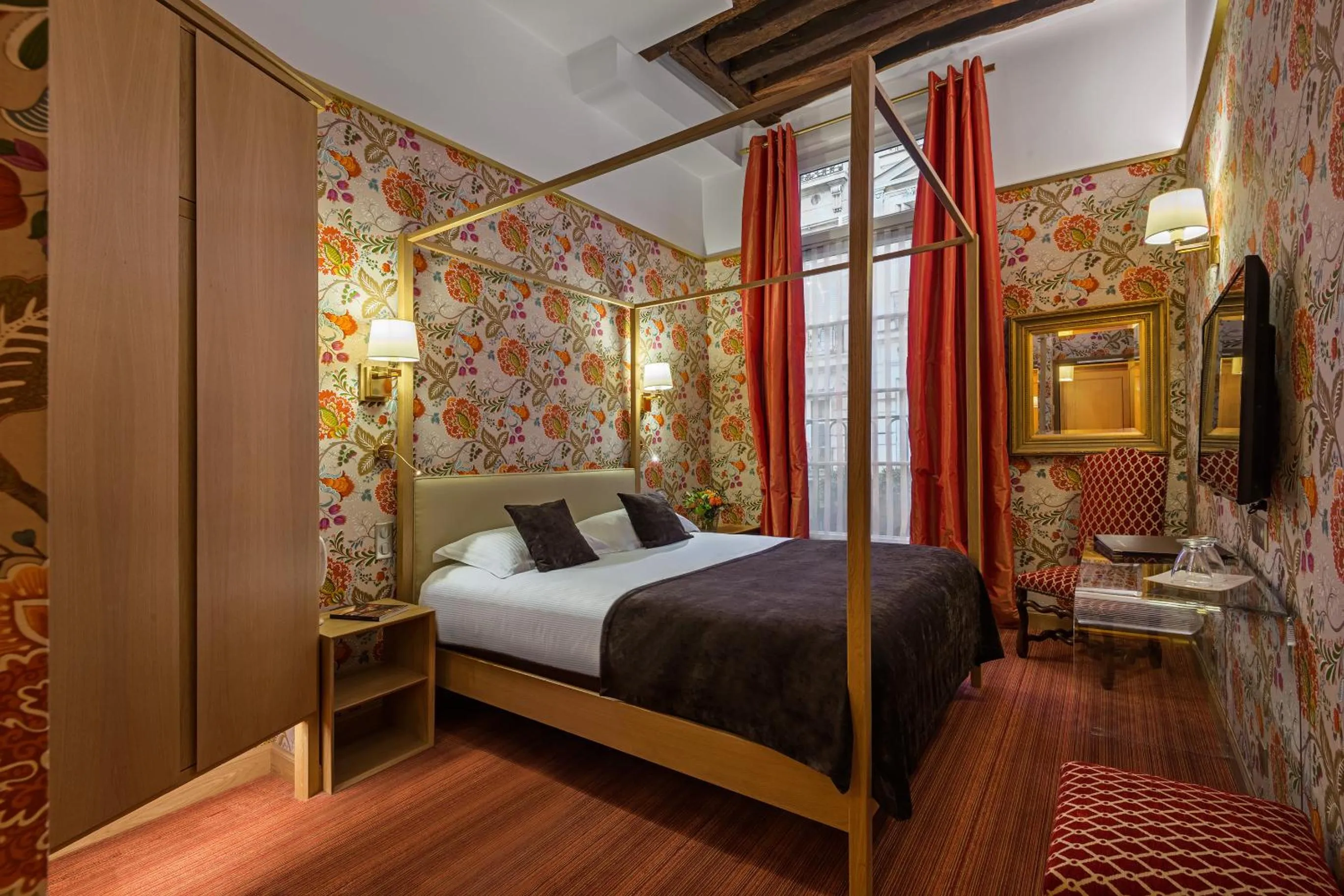 Photo of the whole room, Bed in Hôtel Saint-Paul Rive-Gauche