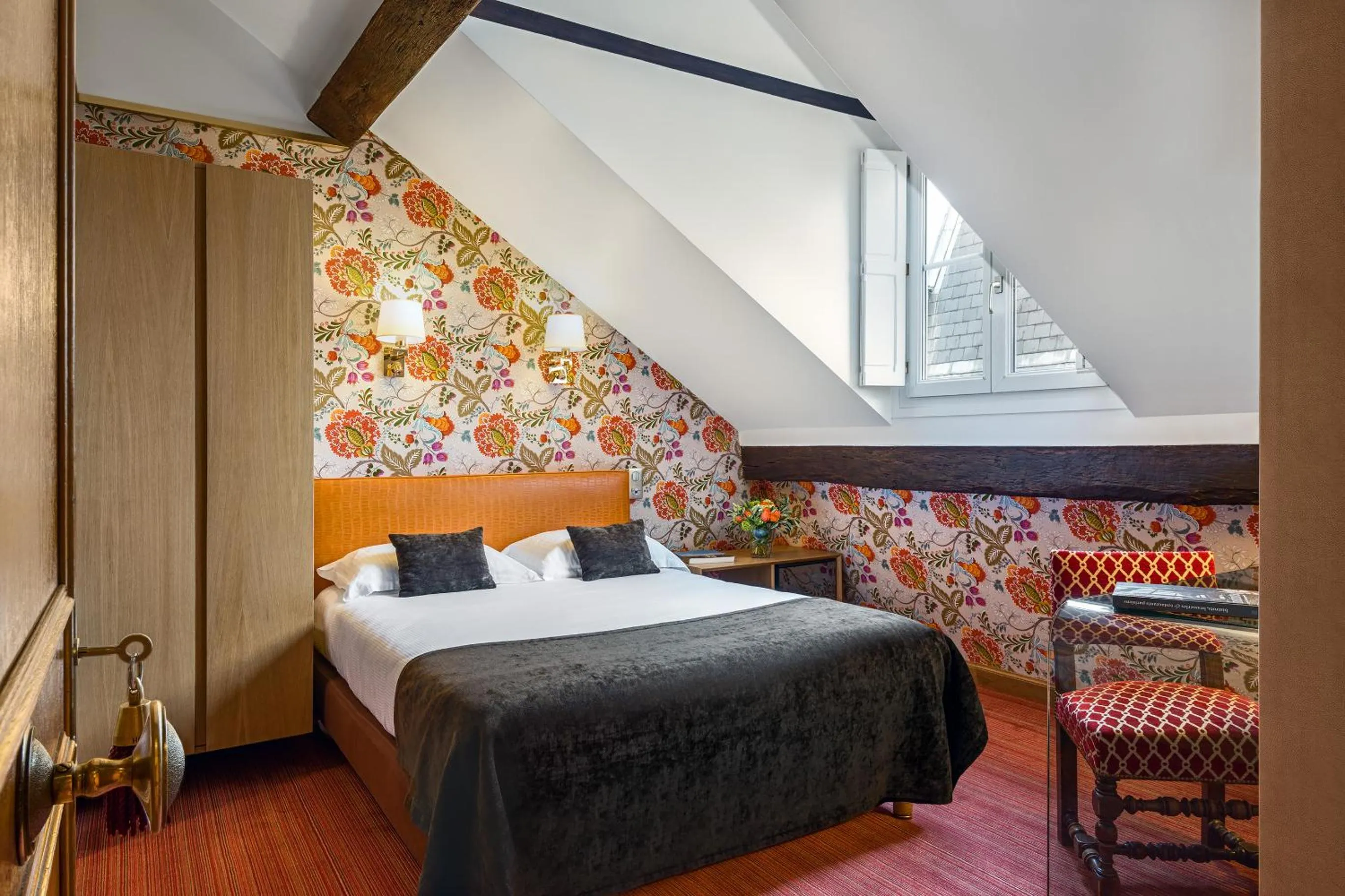 Photo of the whole room, Bed in Hôtel Saint-Paul Rive-Gauche