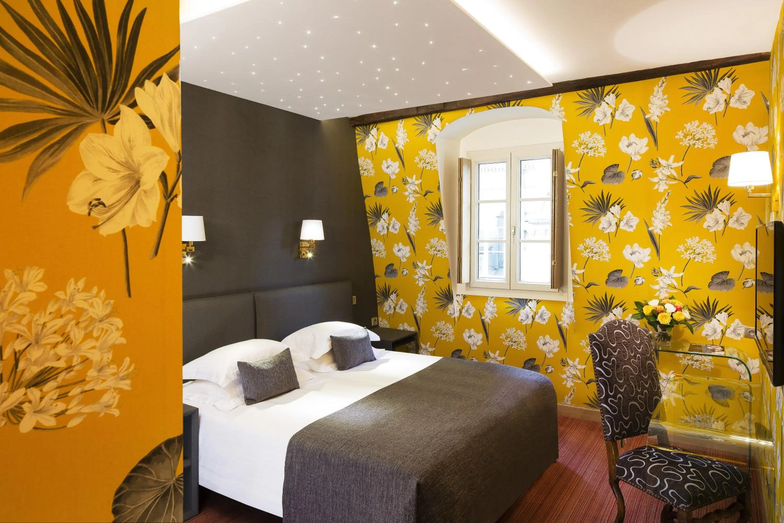 Bedroom, Bed in Hôtel Saint-Paul Rive-Gauche