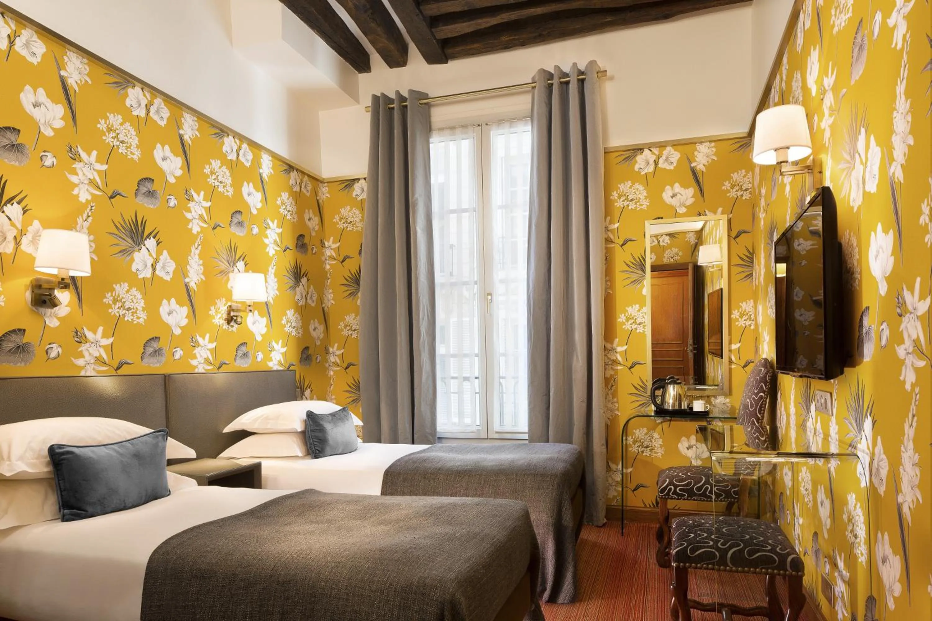 Photo of the whole room, Bed in Hôtel Saint-Paul Rive-Gauche