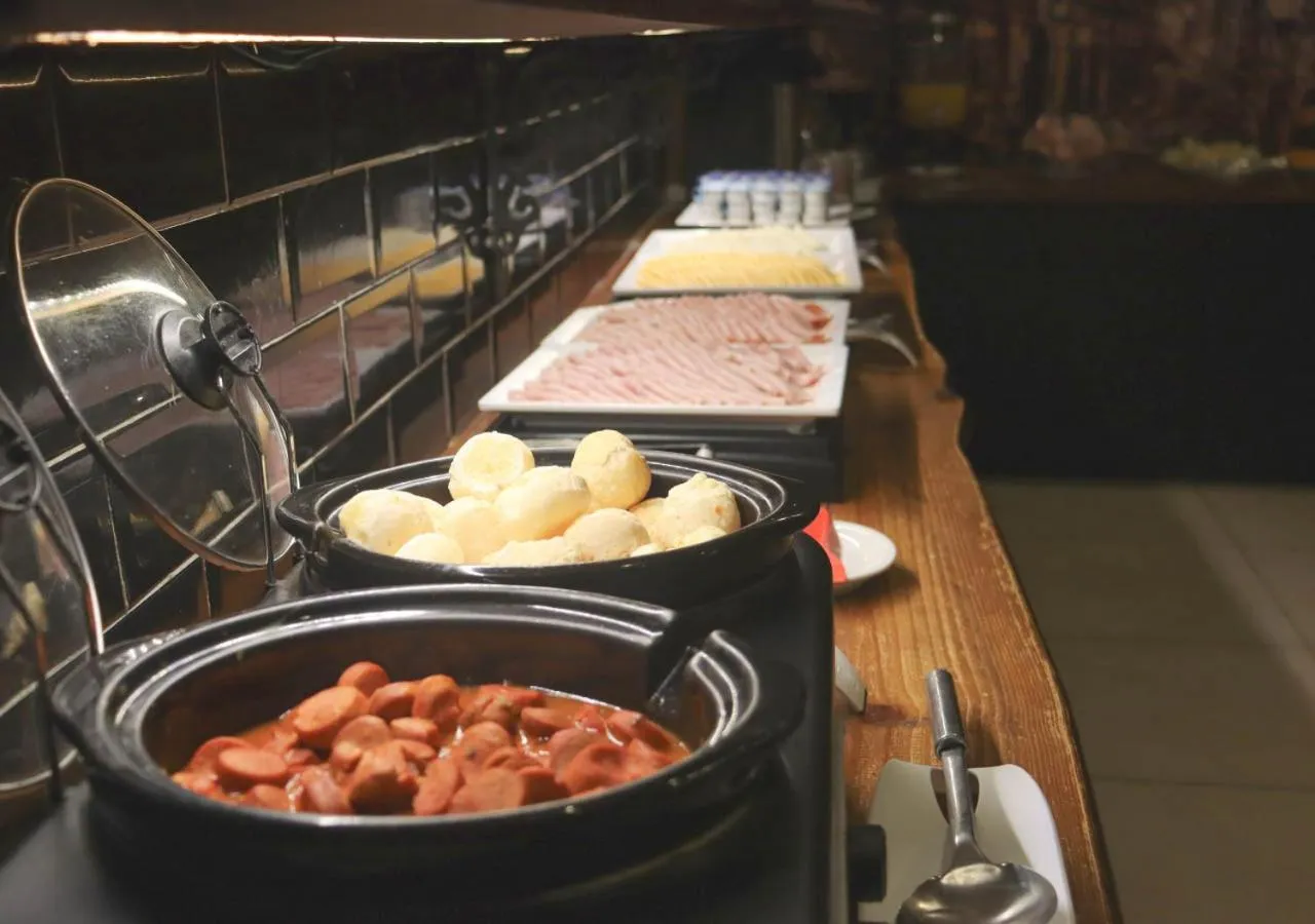 Communal lounge/ TV room in Grão Pará Petrópolis