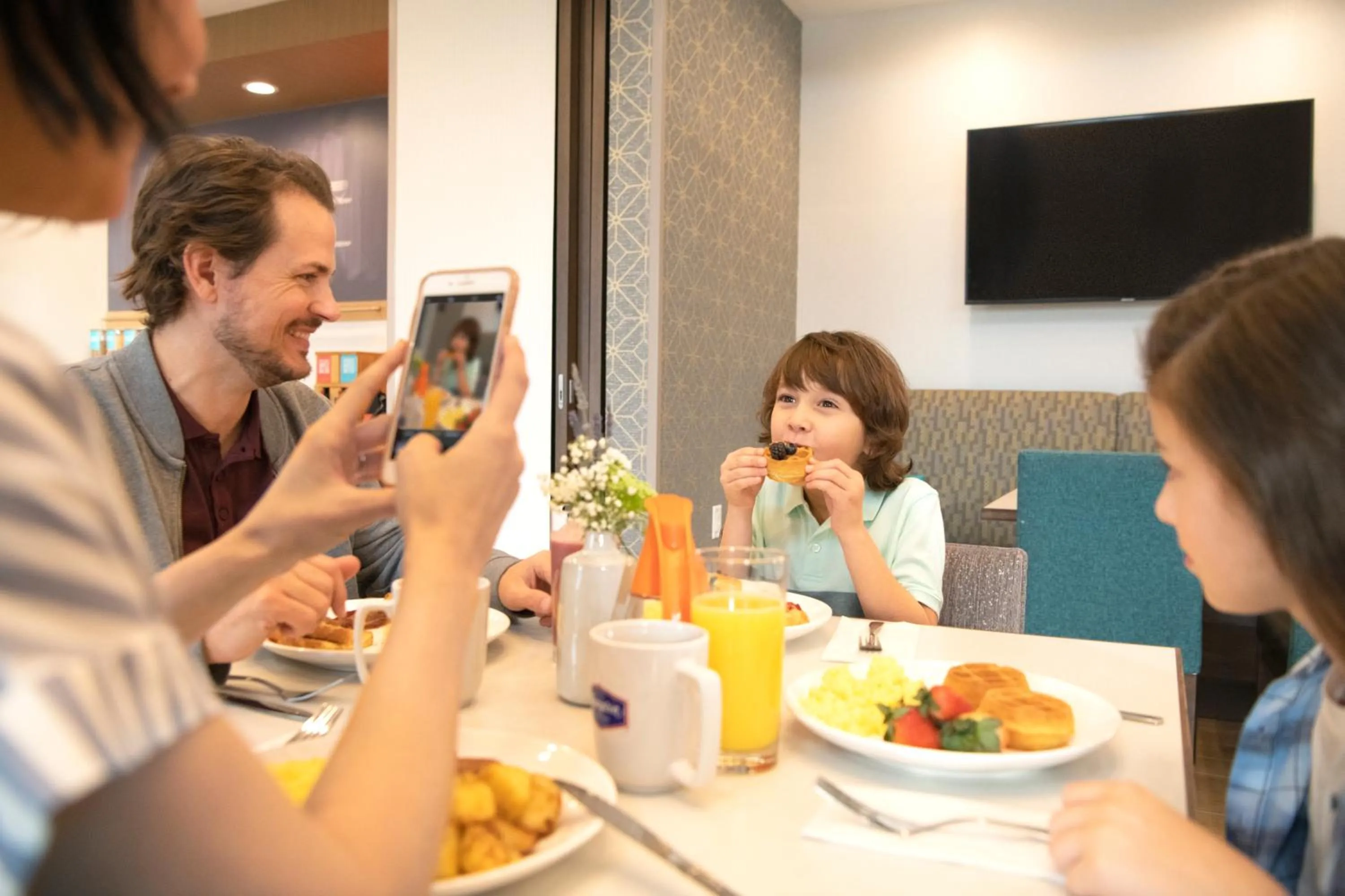 People in Hampton Inn & Suites by Hilton Québec - Beauport