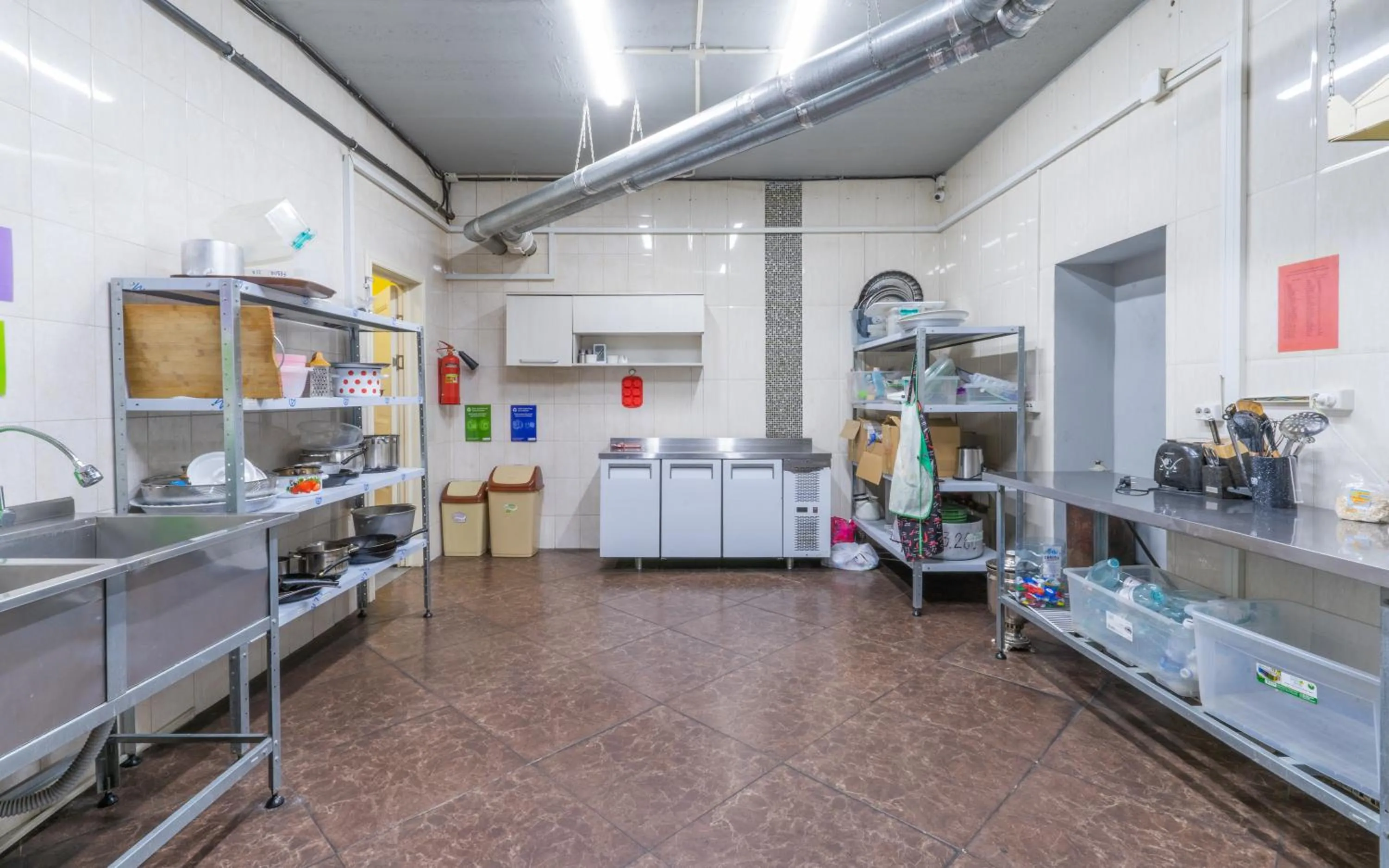 Kitchen or kitchenette in ololoFreelander Hostel&Coworking