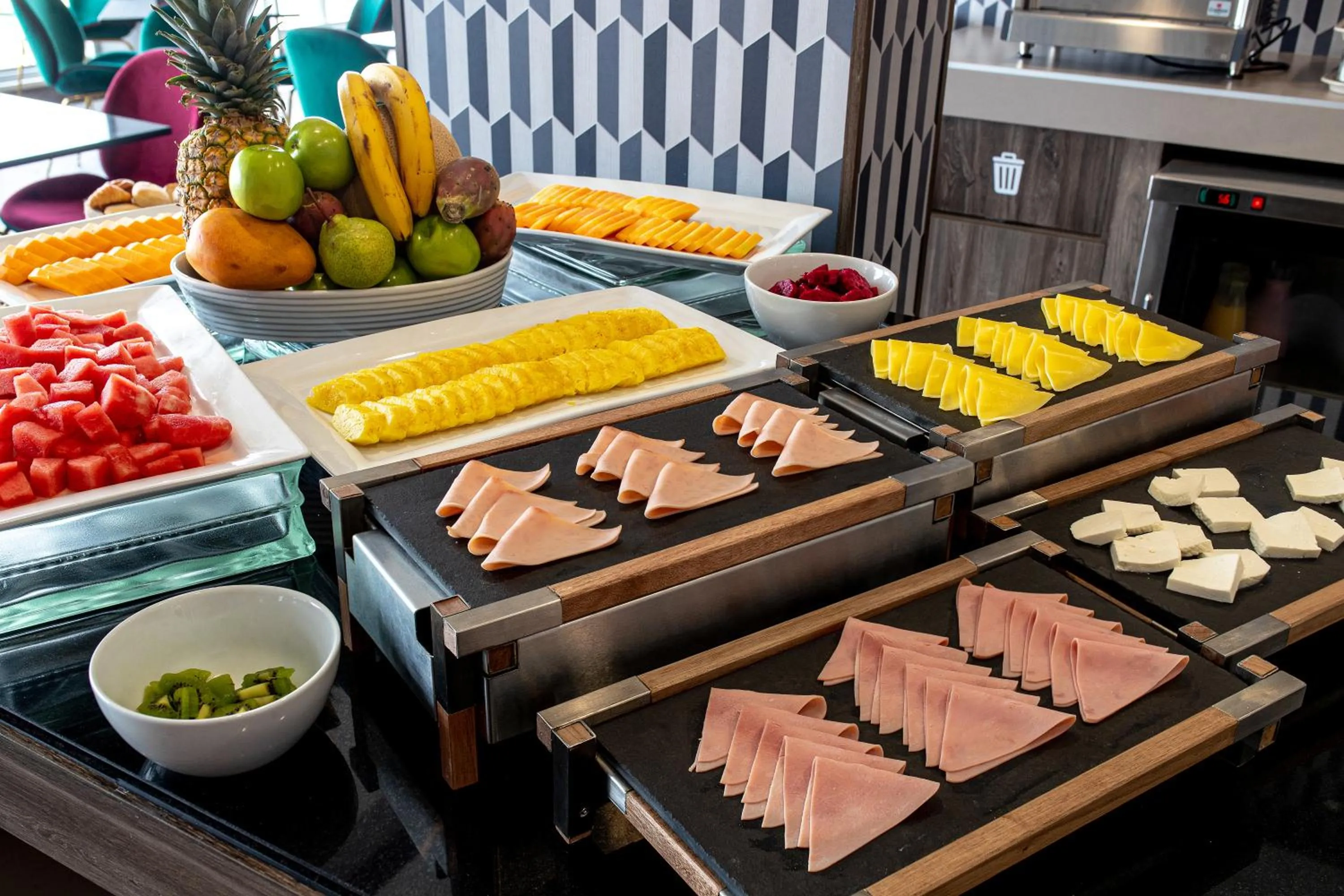 Restaurant/places to eat in Hampton By Hilton Lima San Isidro