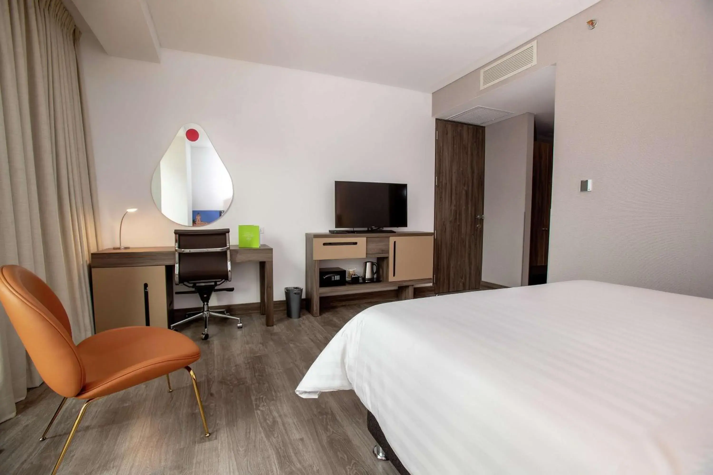 Queen Room with Roll-In Shower - Mobility Accessible/Non-Smoking in Hampton By Hilton Lima San Isidro Queen Room with Roll-In Shower - Mobility Accessible/Non-Smoking in Hampton By Hilton Lima San Isidro