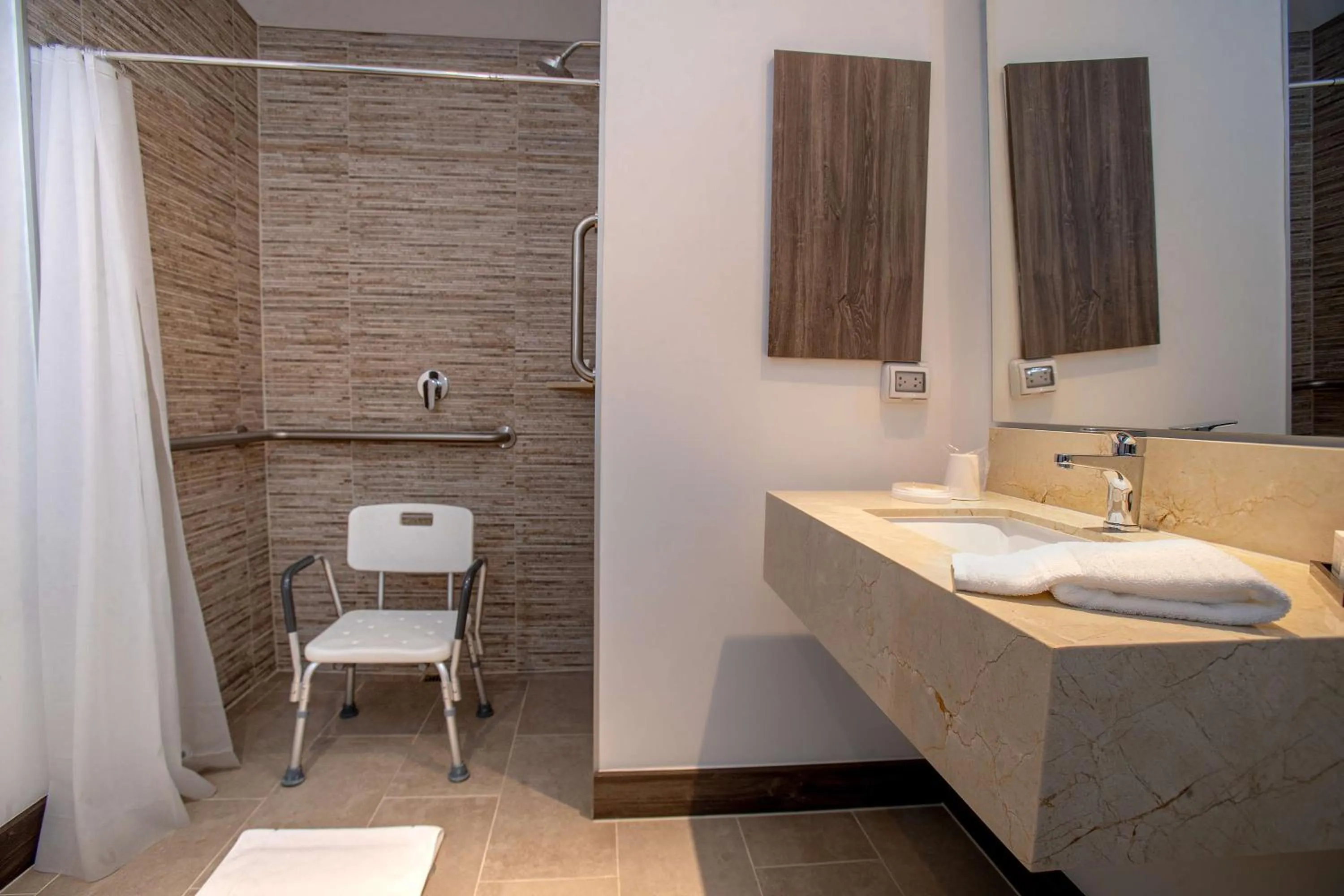 Shower in Hampton By Hilton Lima San Isidro