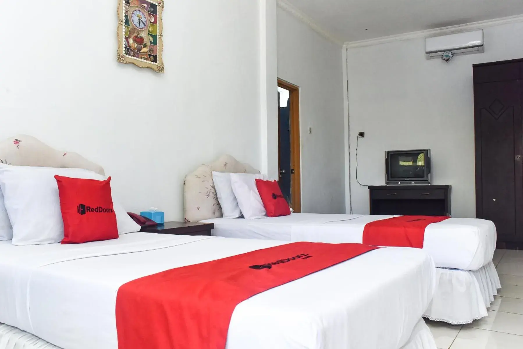 Twin Room in RedDoorz Plus @ Tirta Kencana Hotel Twin Room in RedDoorz Plus @ Tirta Kencana Hotel