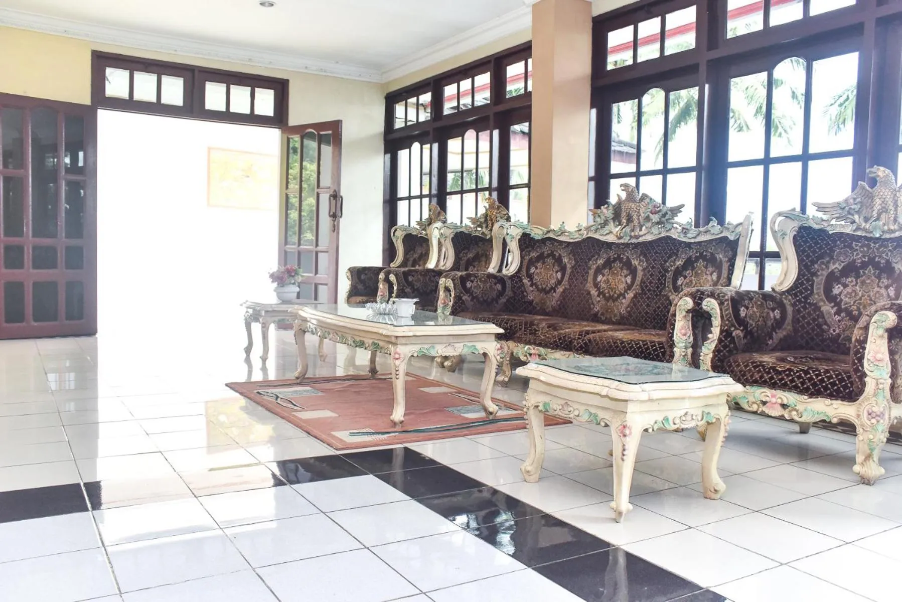 Seating area in RedDoorz Plus @ Tirta Kencana Hotel