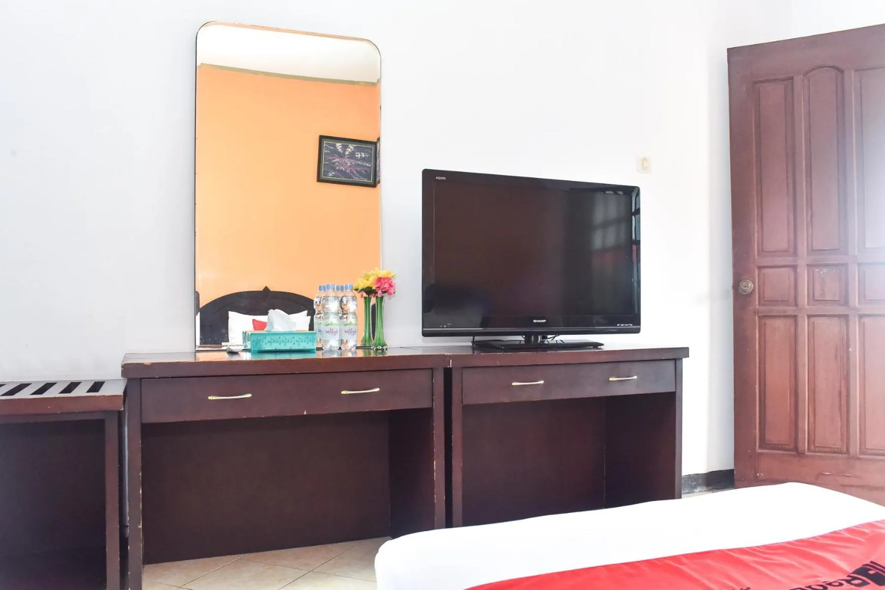 TV and multimedia in RedDoorz Plus @ Tirta Kencana Hotel