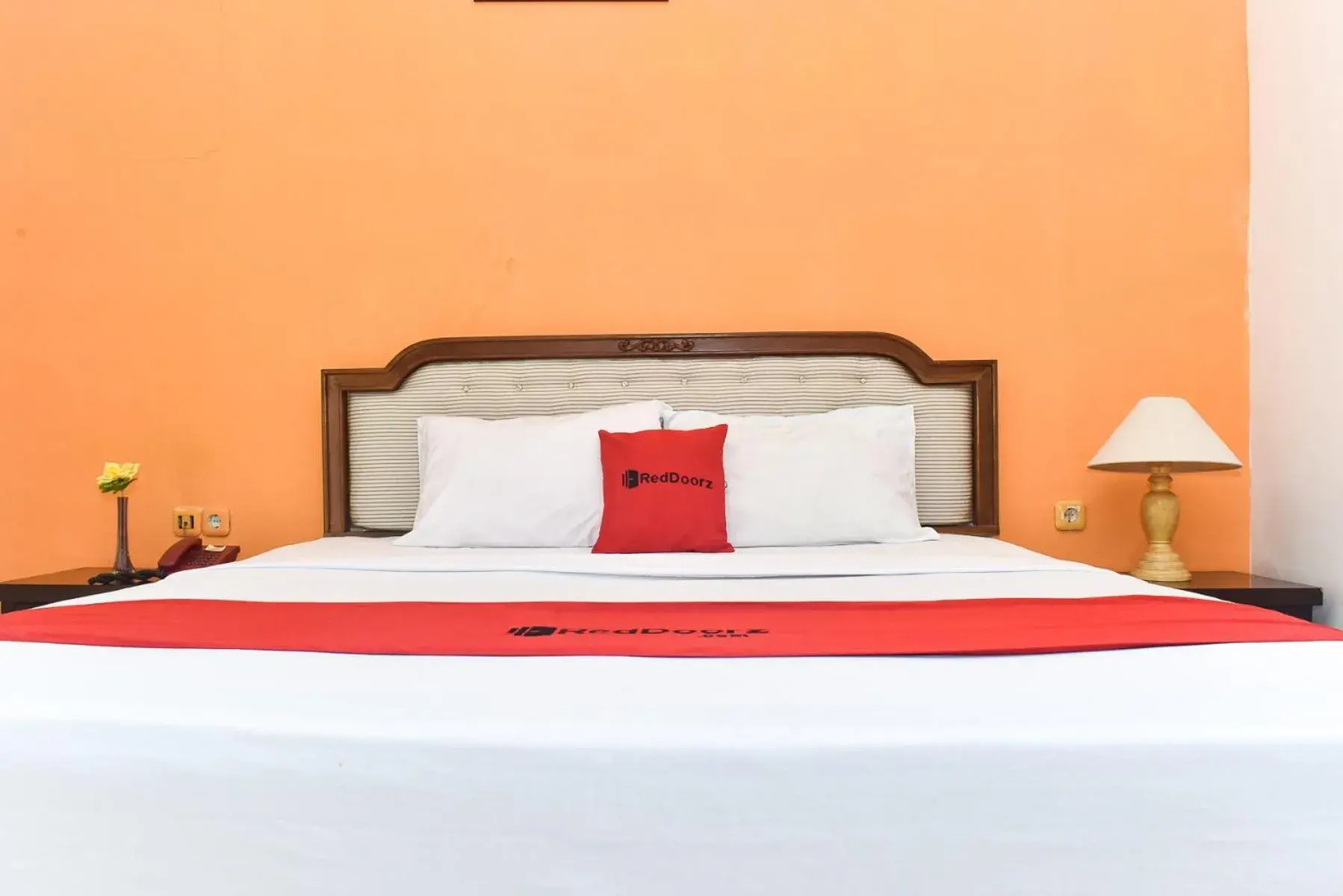 Double Room in RedDoorz Plus @ Tirta Kencana Hotel Double Room in RedDoorz Plus @ Tirta Kencana Hotel