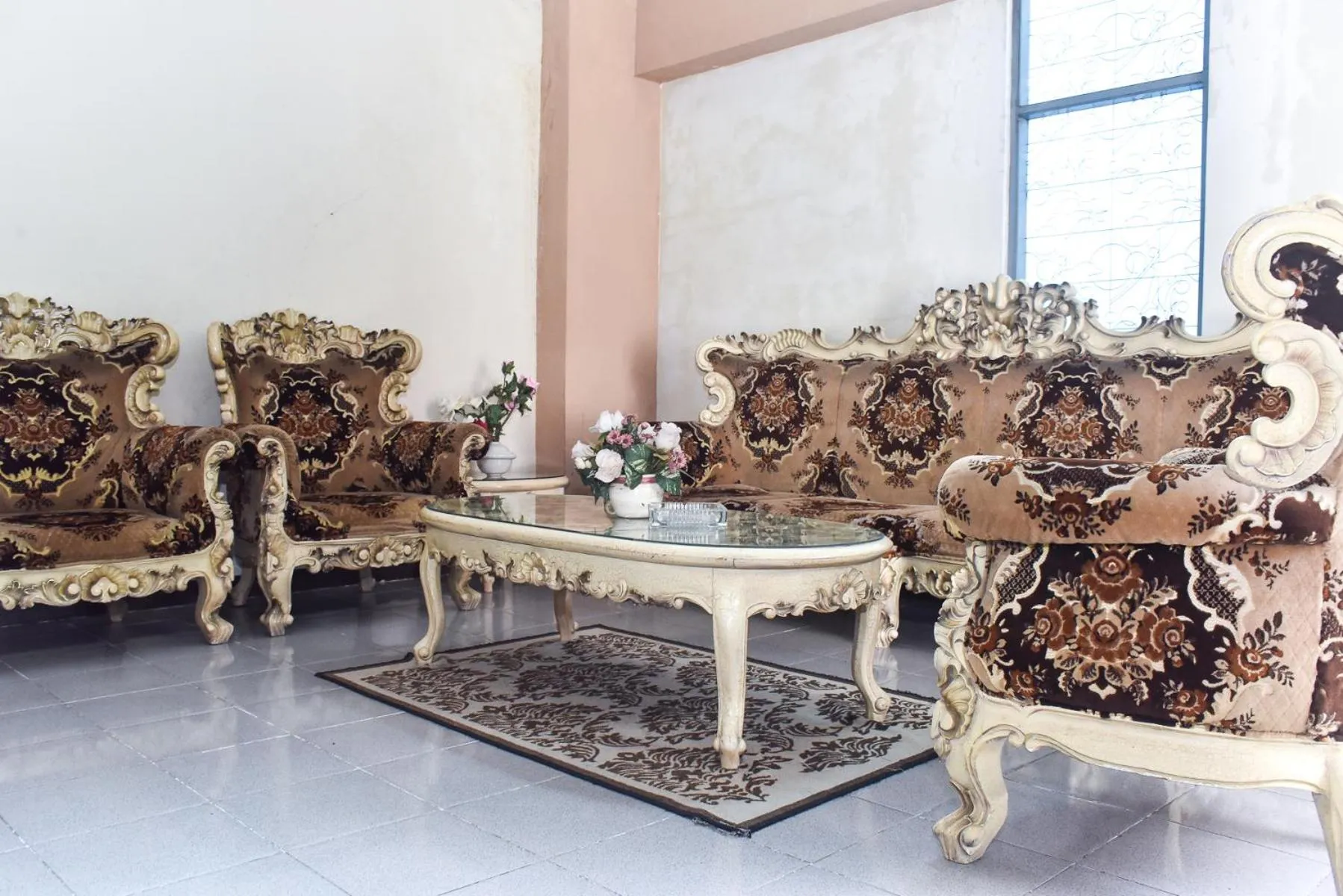 Seating area in RedDoorz Plus @ Tirta Kencana Hotel