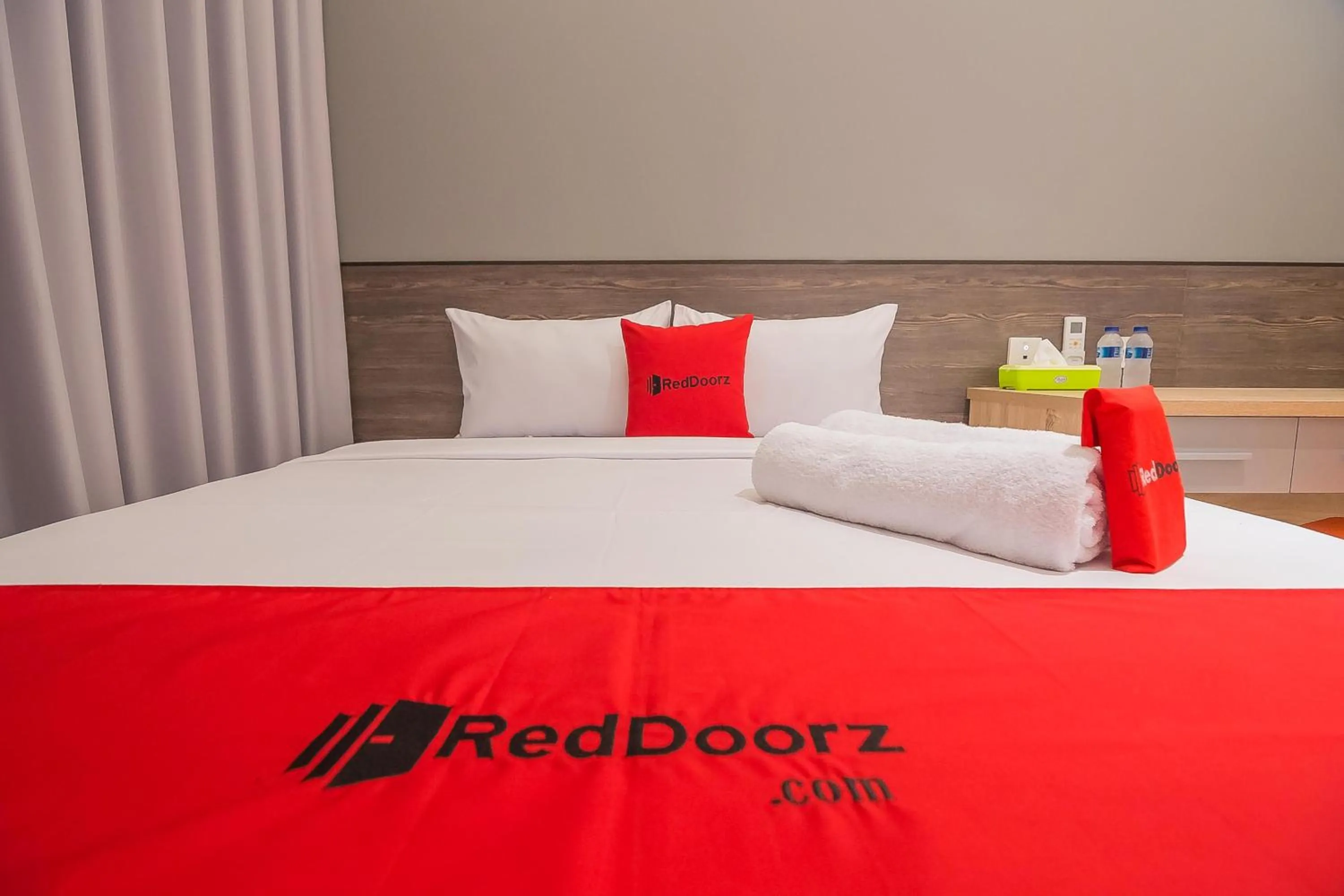 Bed in RedDoorz near Taman Rejomulyo