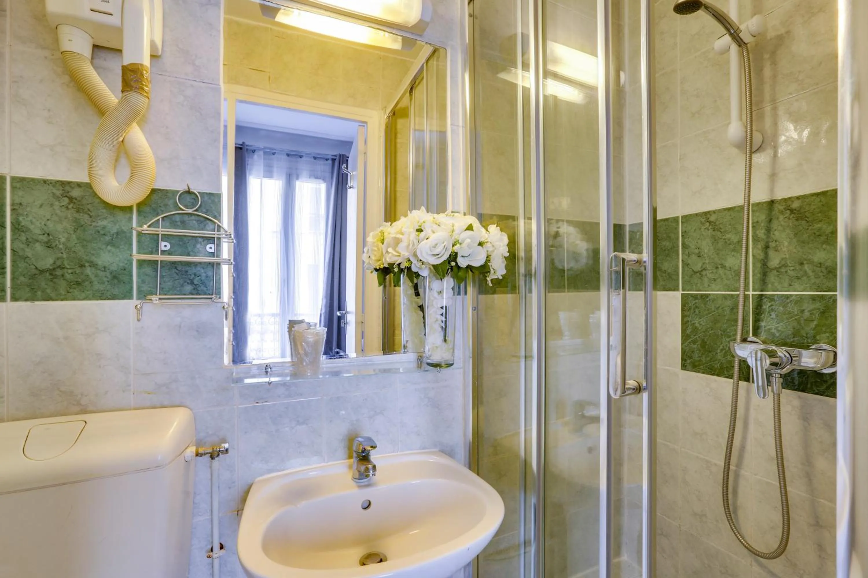 Bathroom in Hôtel du Square d'Anvers