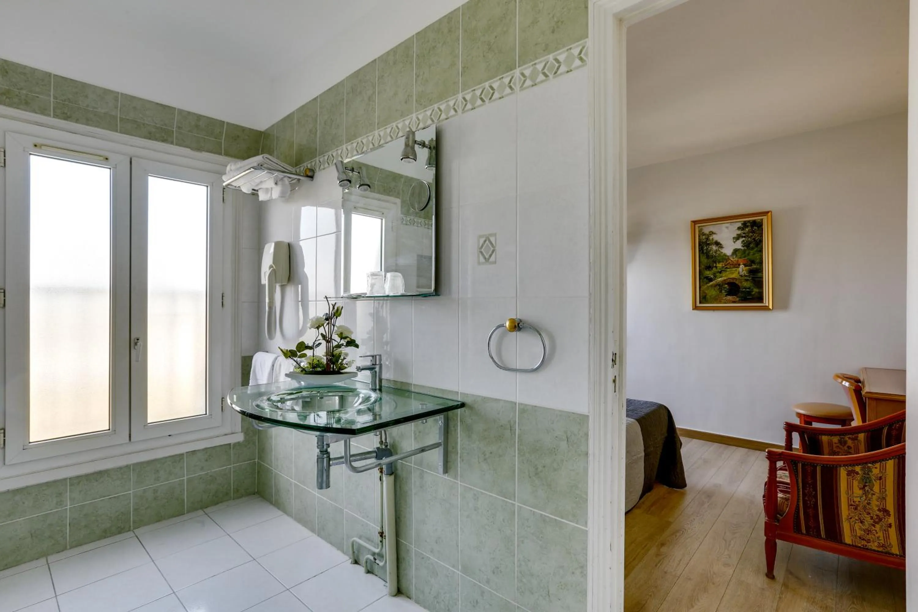 Bathroom in Hôtel du Square d'Anvers