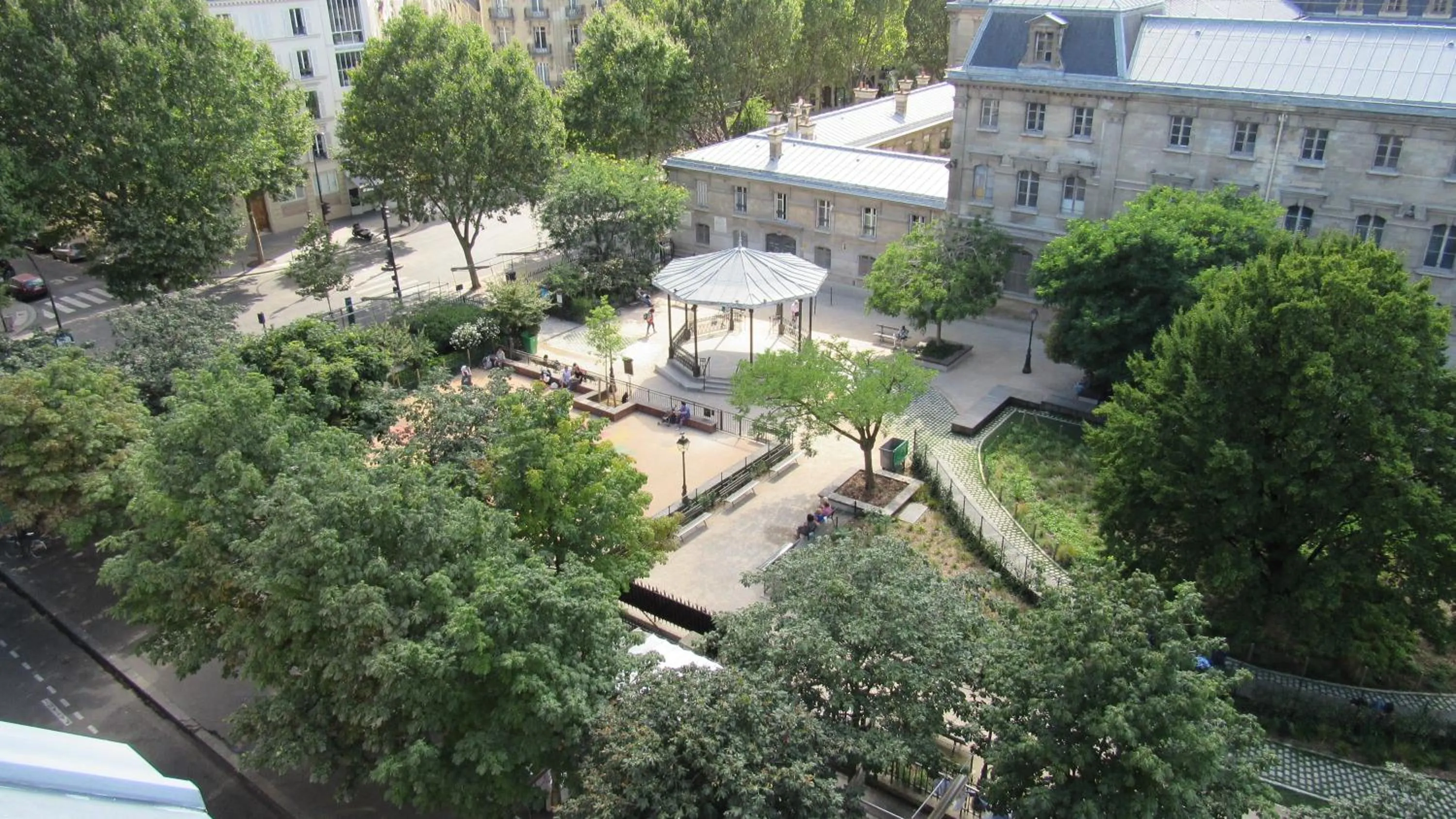 Garden view in Hôtel du Square d'Anvers