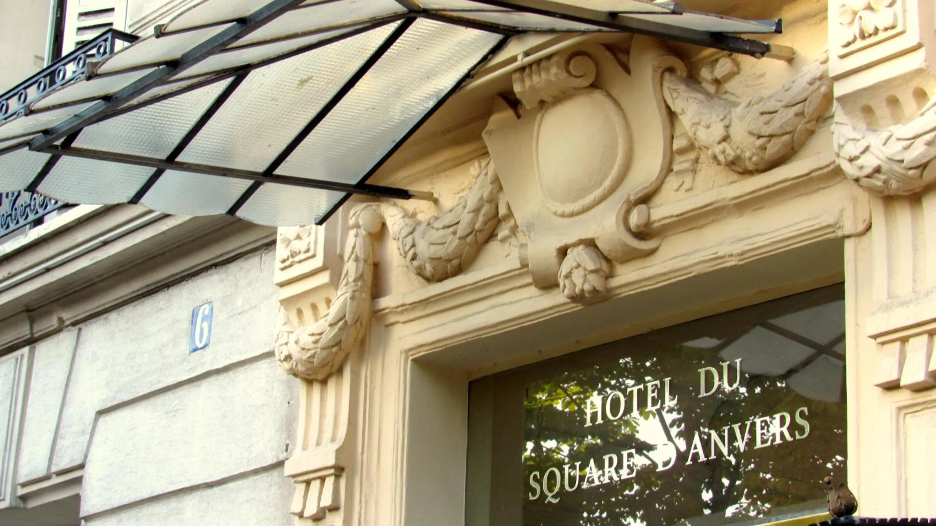Facade/entrance in Hôtel du Square d'Anvers