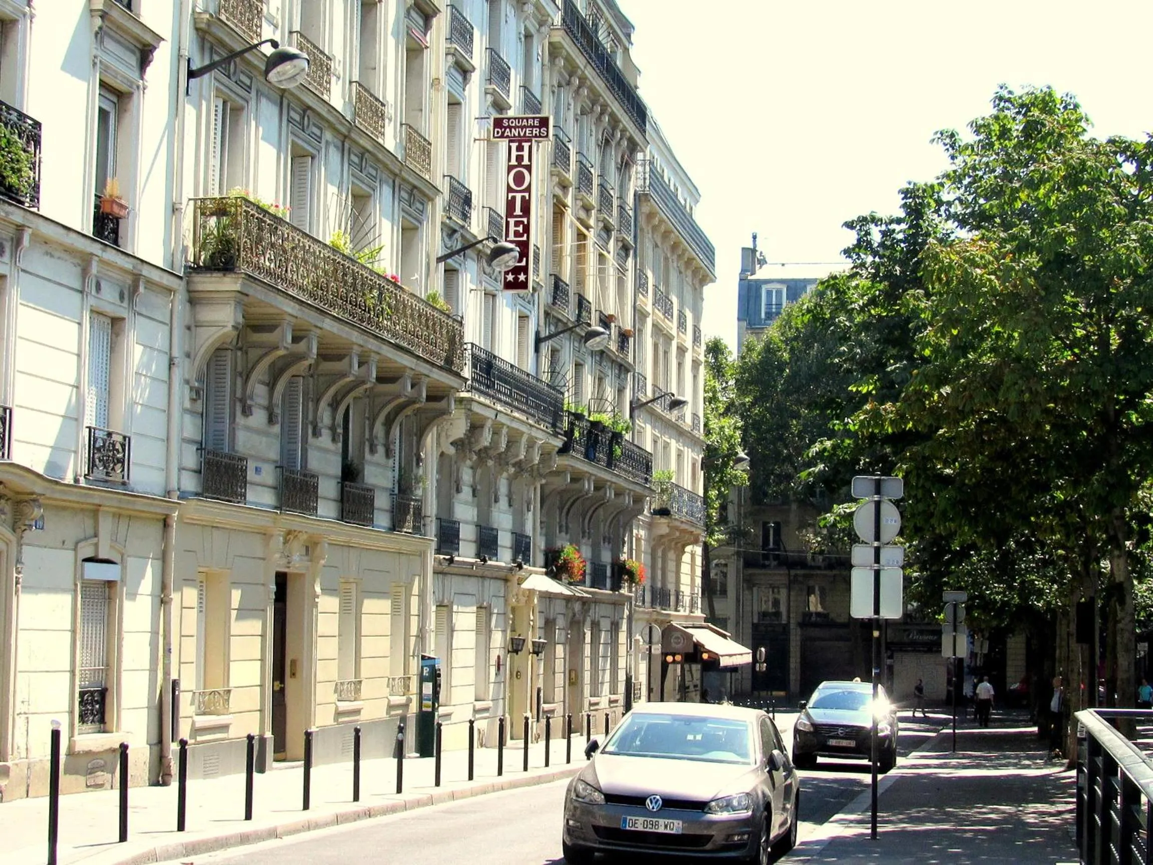 Facade/entrance in Hôtel du Square d'Anvers