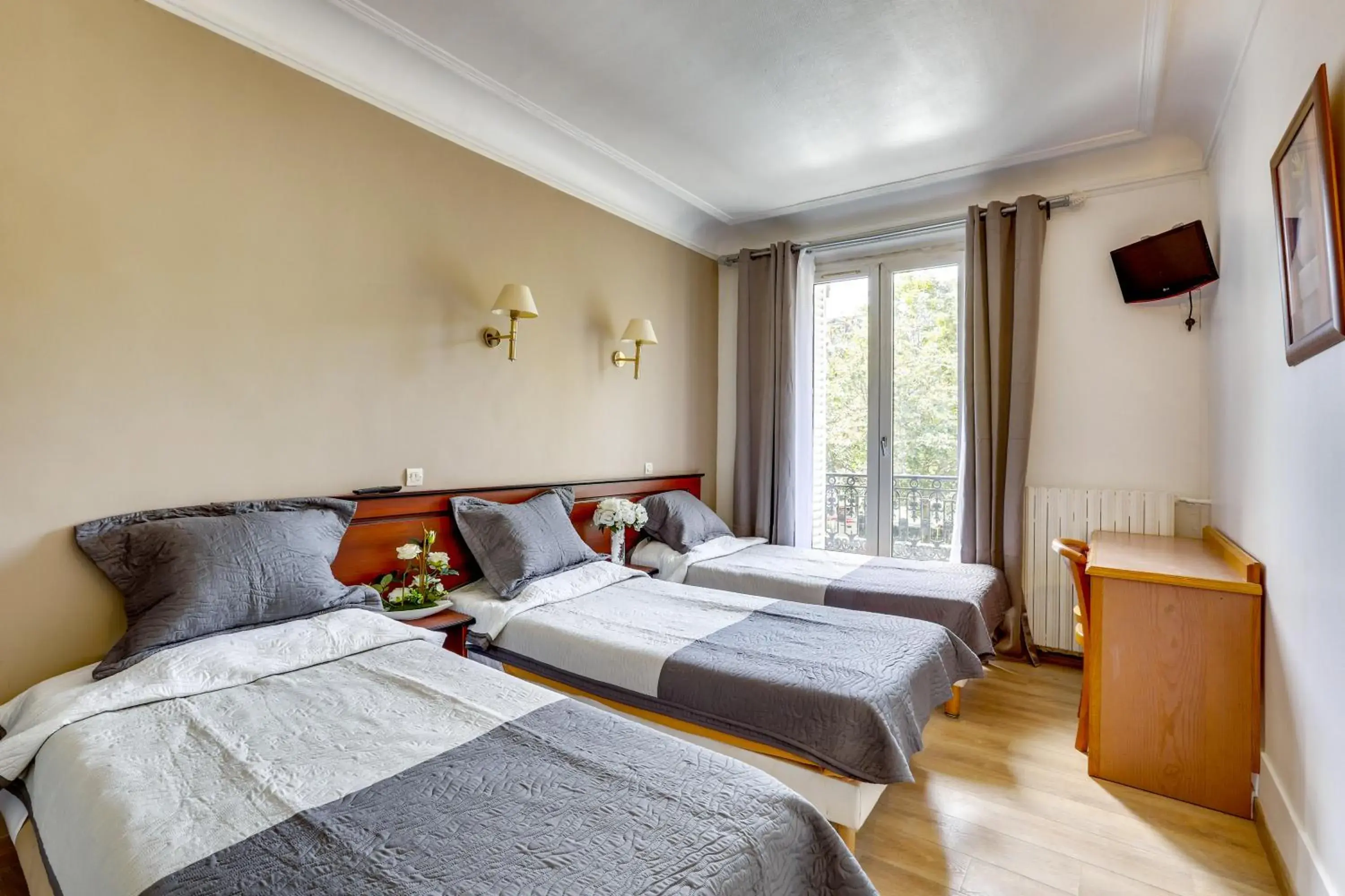 Triple Room in Hôtel du Square d'Anvers Triple Room in Hôtel du Square d'Anvers