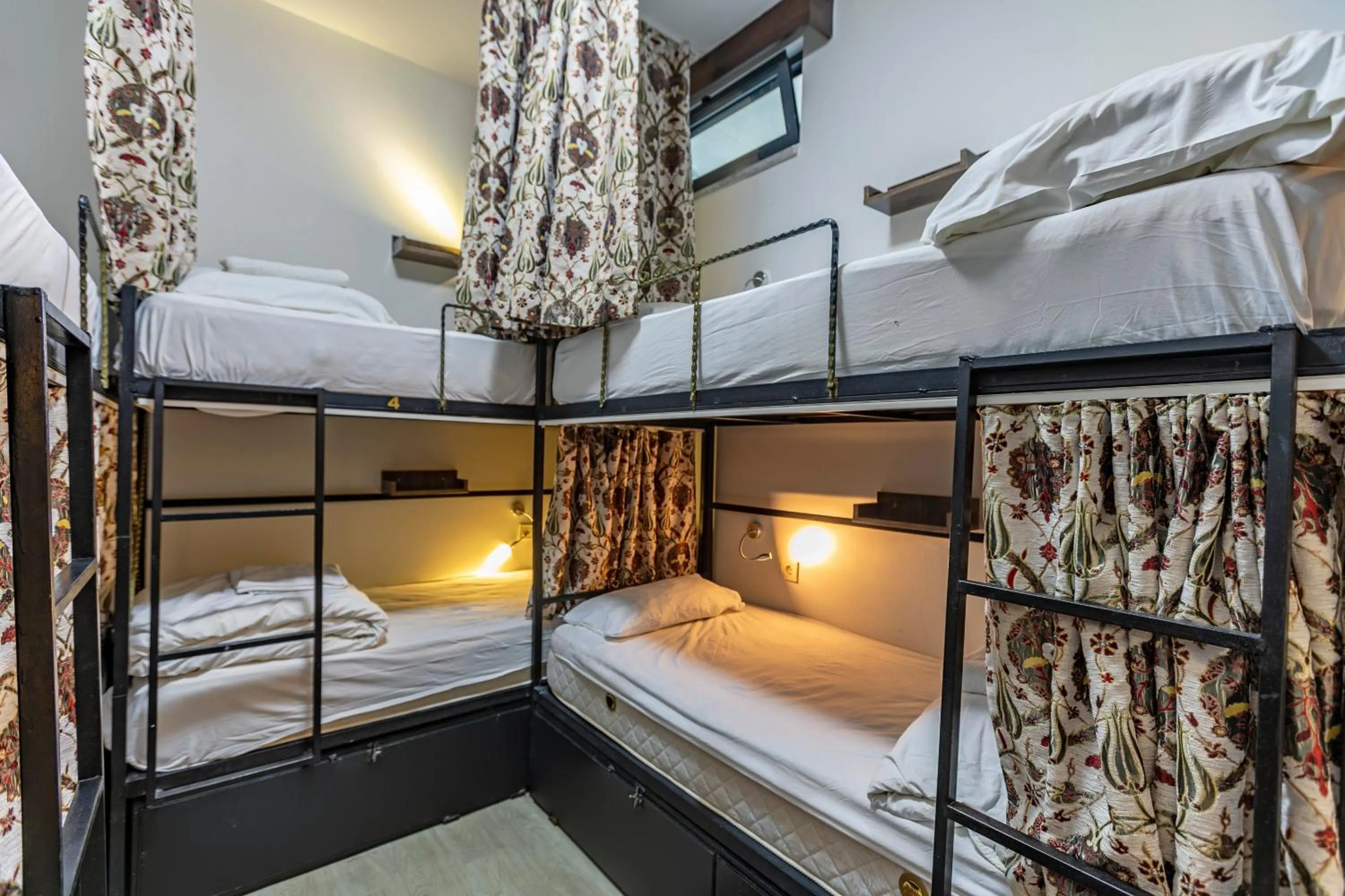 bunk bed, Bed in Stanpoli Hostel