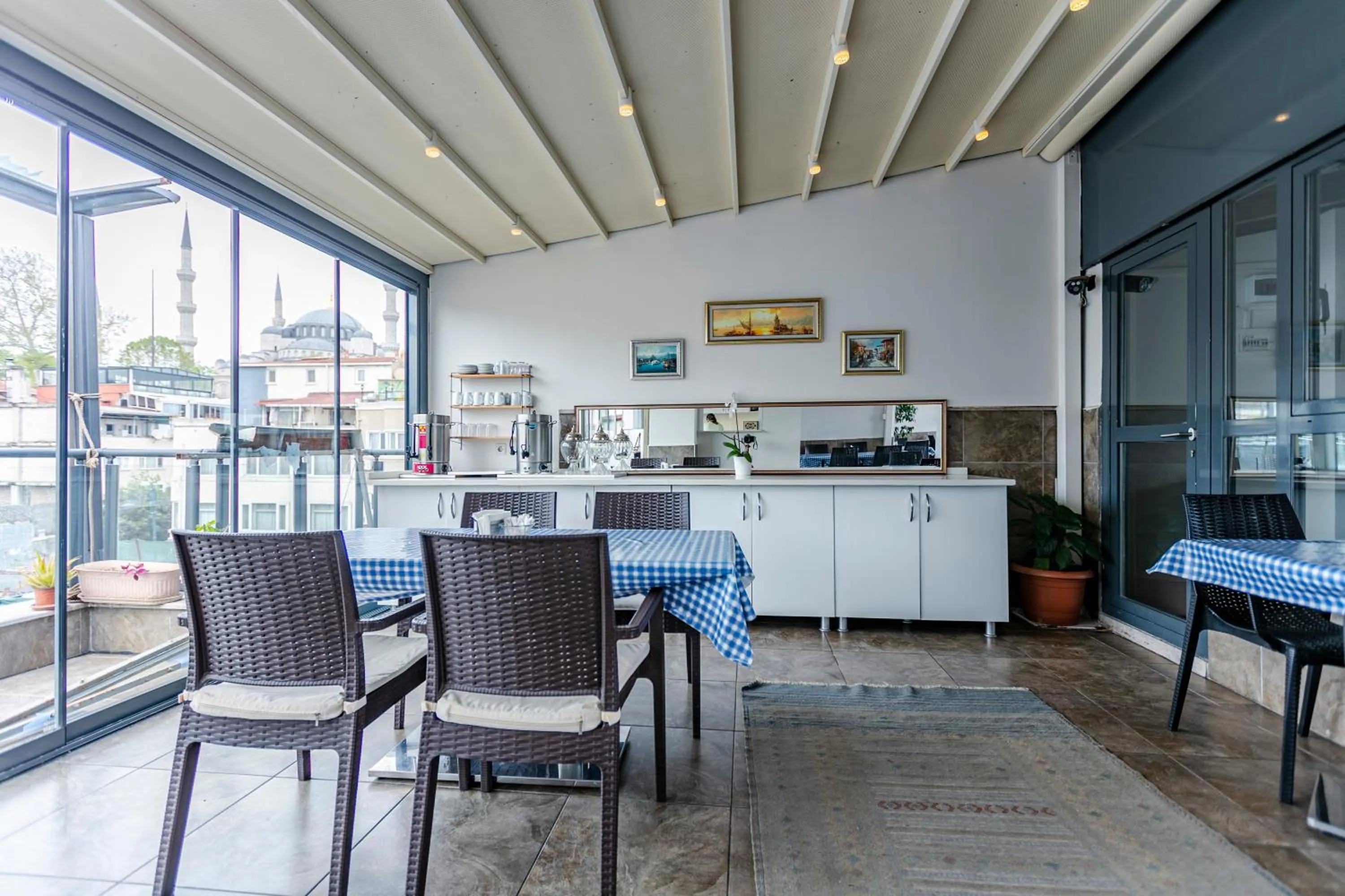 Balcony/Terrace in Stanpoli Hostel