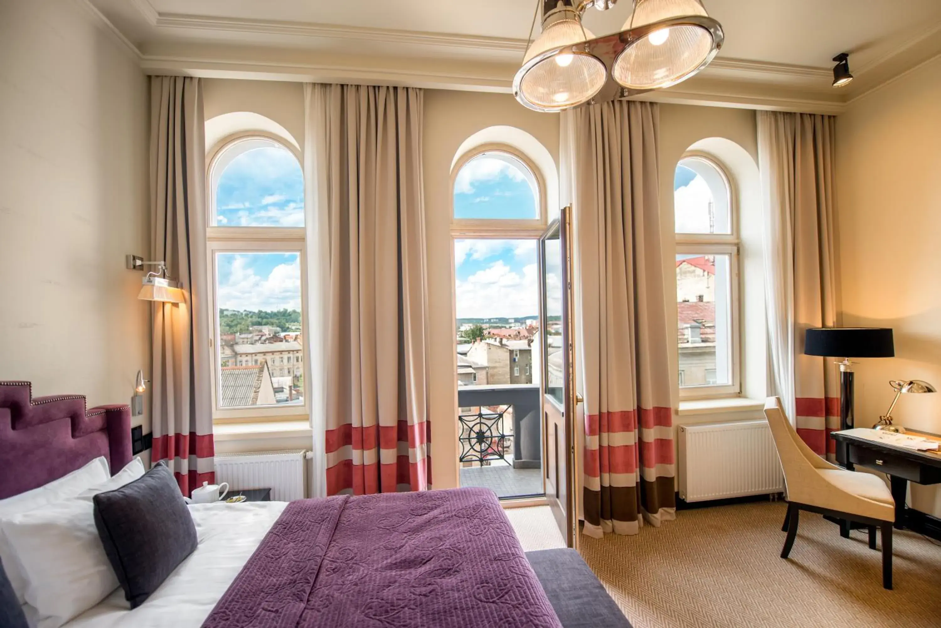 Deluxe Double Room with Balcony in Astoria Hotel Deluxe Double Room with Balcony in Astoria Hotel