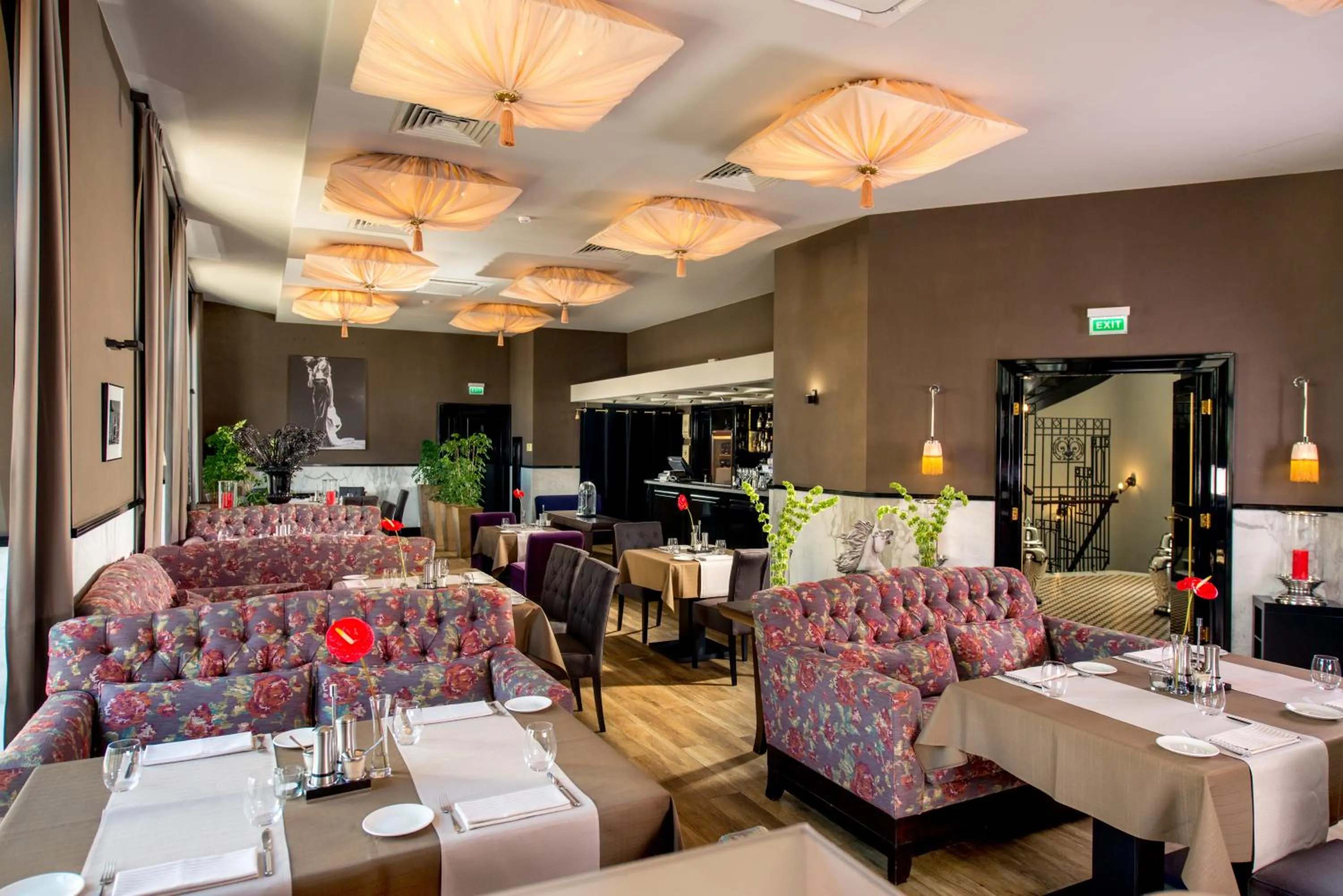 Restaurant/places to eat in Astoria Hotel